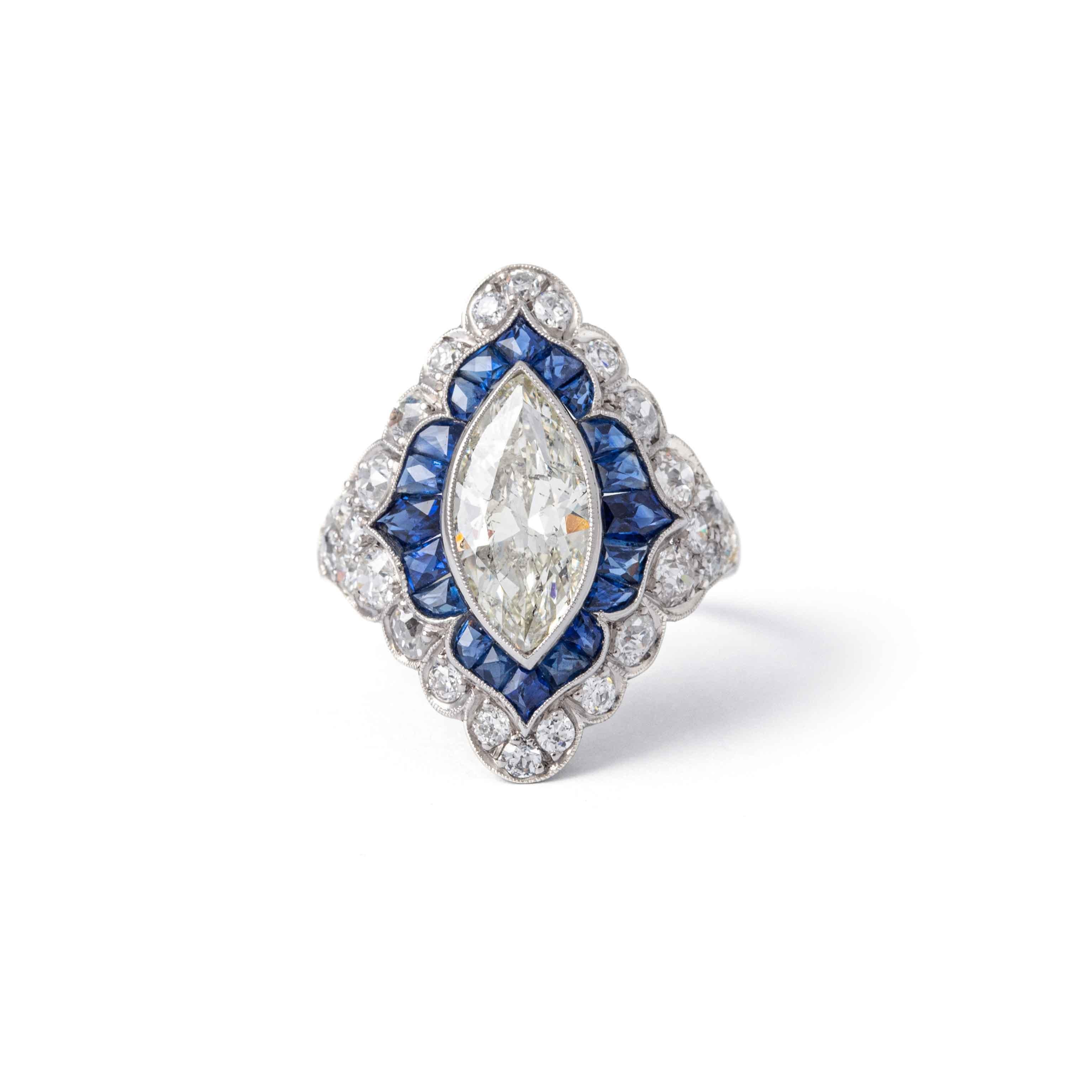 Art Deco über 2 Karat Diamant Marquise Saphir Platin Ring.
Marquise Diamant ca. 2,20 Karat M P1, blauer Saphir ca. 0,80 Karat und Diamanten pflastern 1,20 Karat.

Größe: 56 / 7.75 US,
Gesamtgewicht: 6,55 Gramm.
