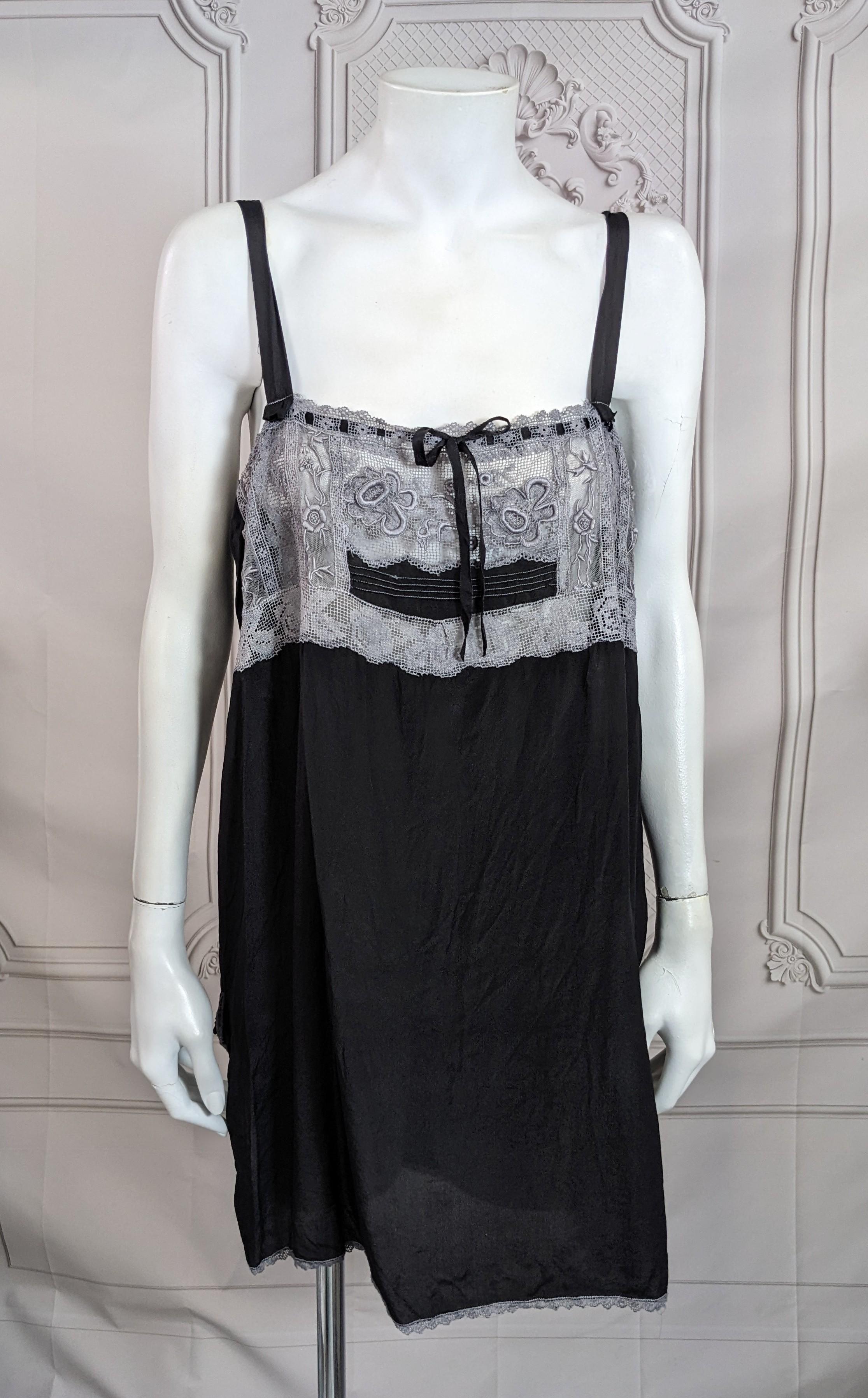  Abito chemise slip in stile Art déco, anni '20, sovratinto da Studio Vintage Luxury negli anni '90. In crepe de chine di seta tinto in capo nero, pizzo filet grigio tortora chiaro fatto a mano e tulle di cotone ricamato a mano con motivi floreali.