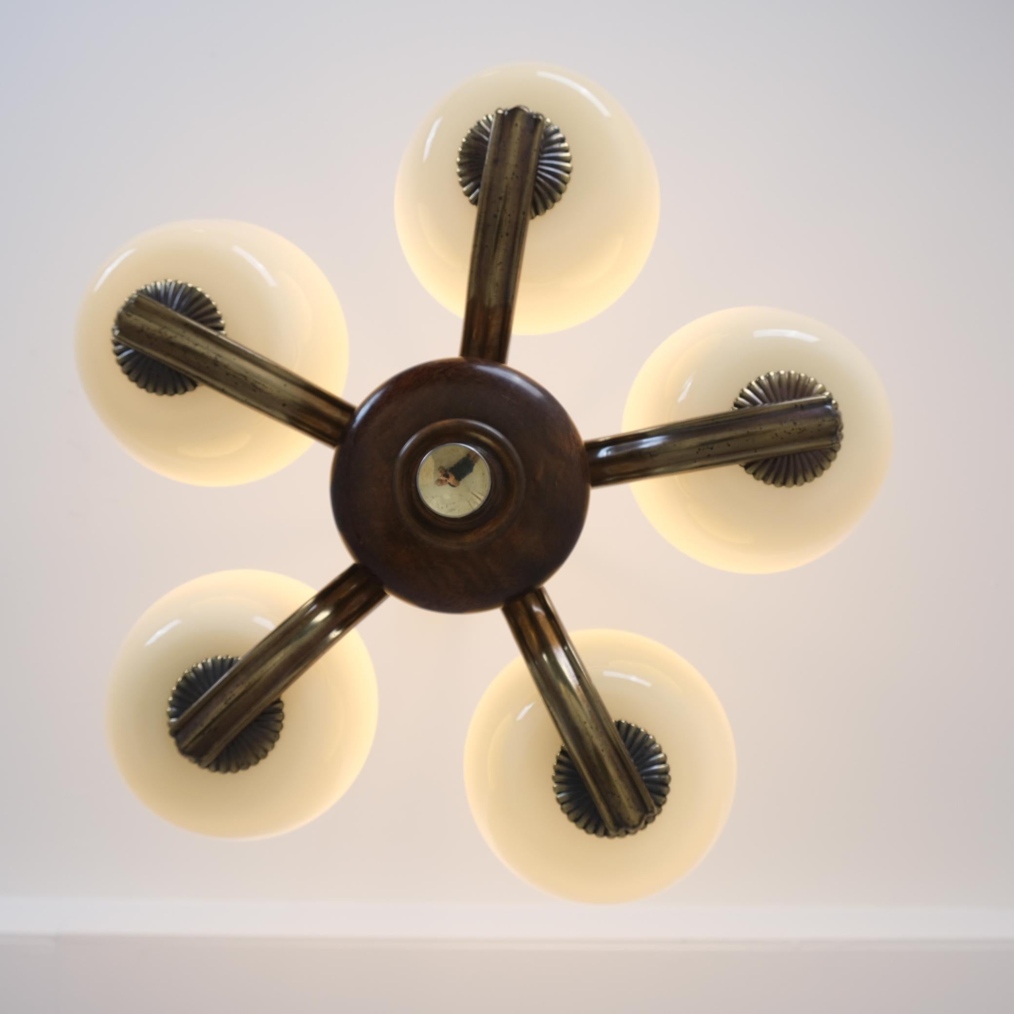 Pendentif Art Déco Paavo Tynell 1255 en laiton, bouleau et verre opalin, Taito 1930s en vente 3