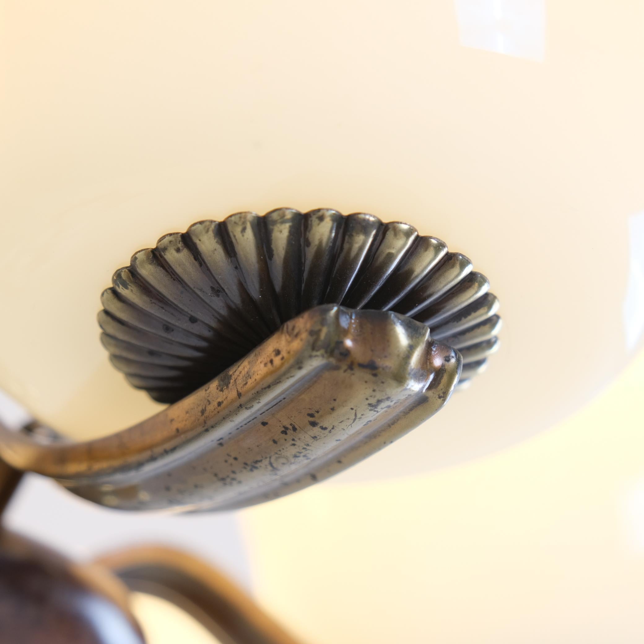 Pendentif Art Déco Paavo Tynell 1255 en laiton, bouleau et verre opalin, Taito 1930s en vente 5