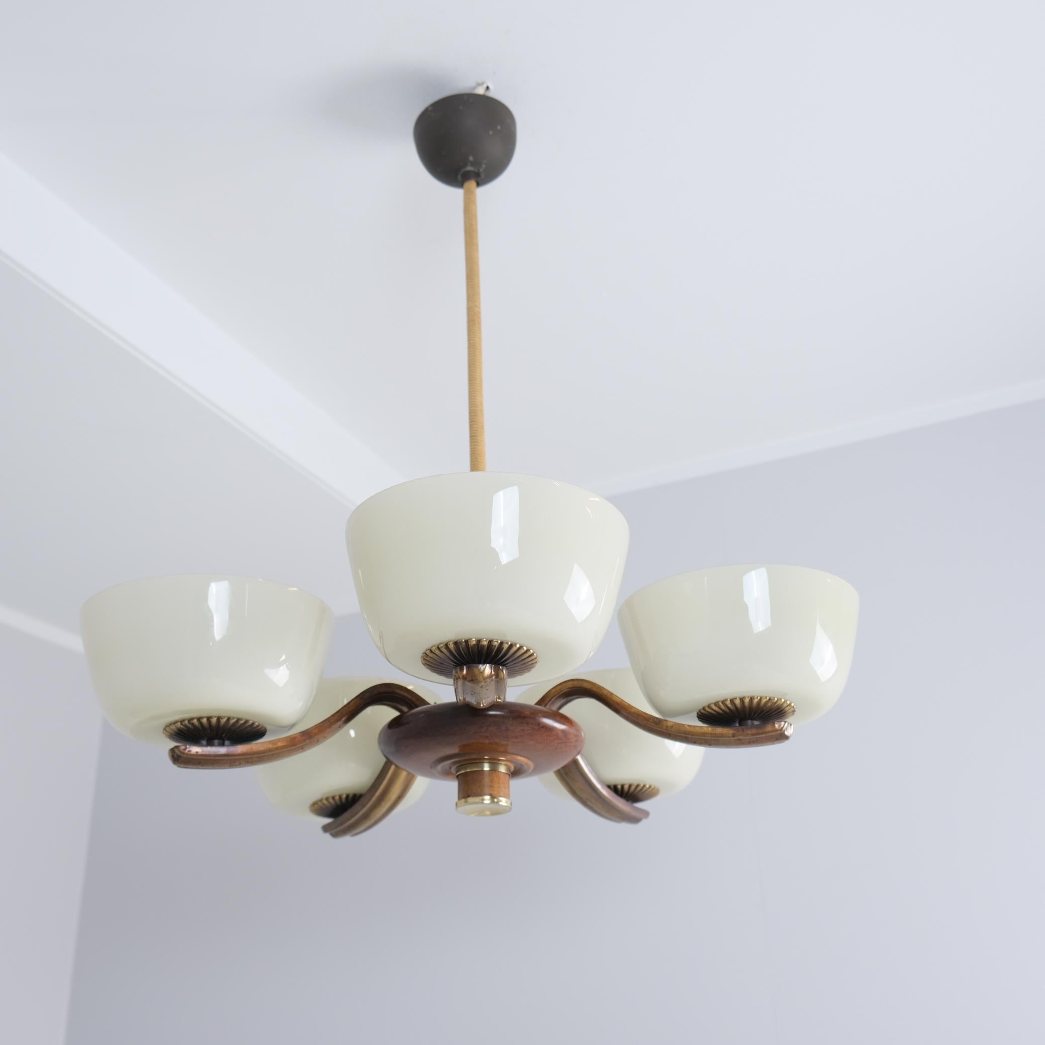 Pendentif Art Déco Paavo Tynell 1255 en laiton, bouleau et verre opalin, Taito 1930s en vente 6