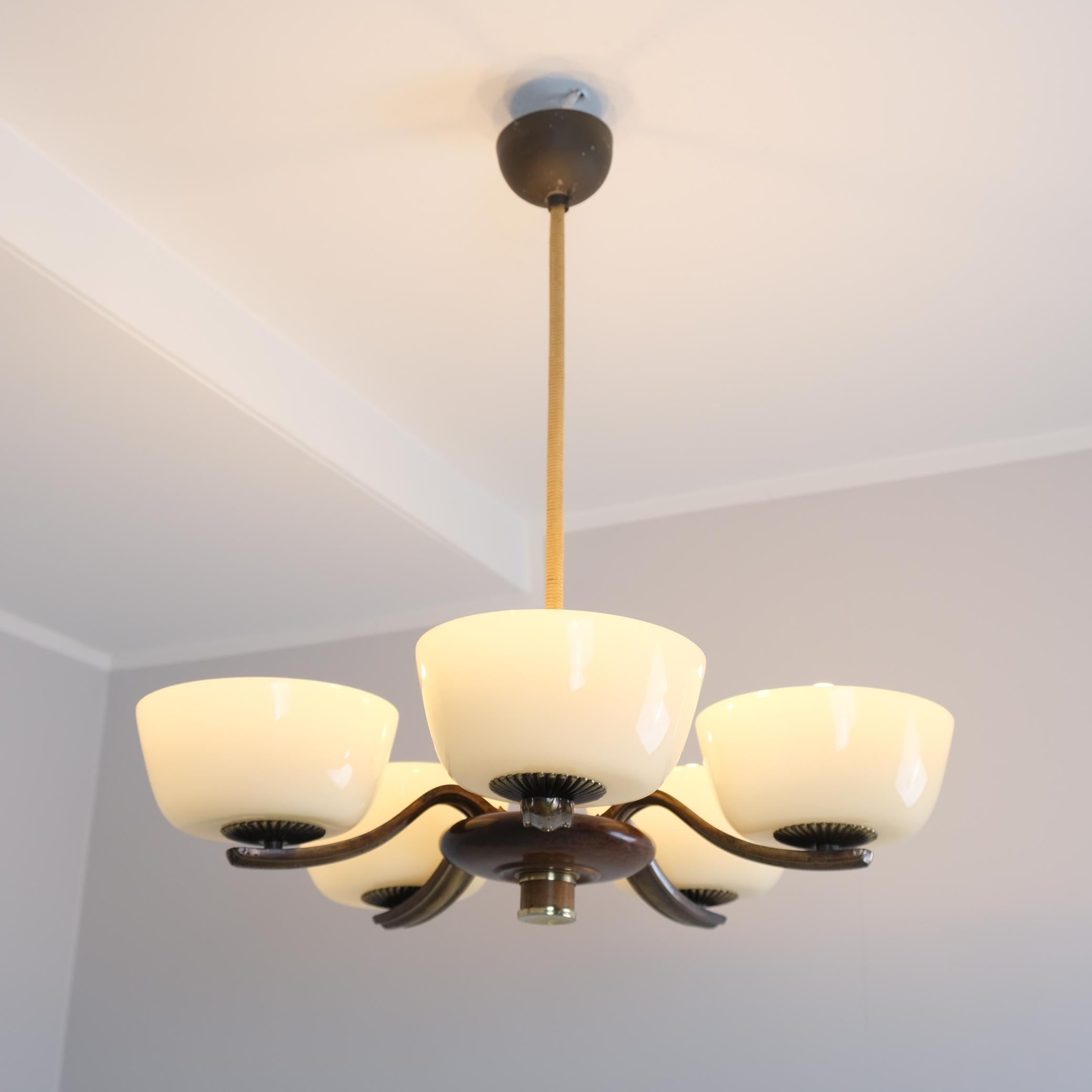 Art déco Pendentif Art Déco Paavo Tynell 1255 en laiton, bouleau et verre opalin, Taito 1930s en vente
