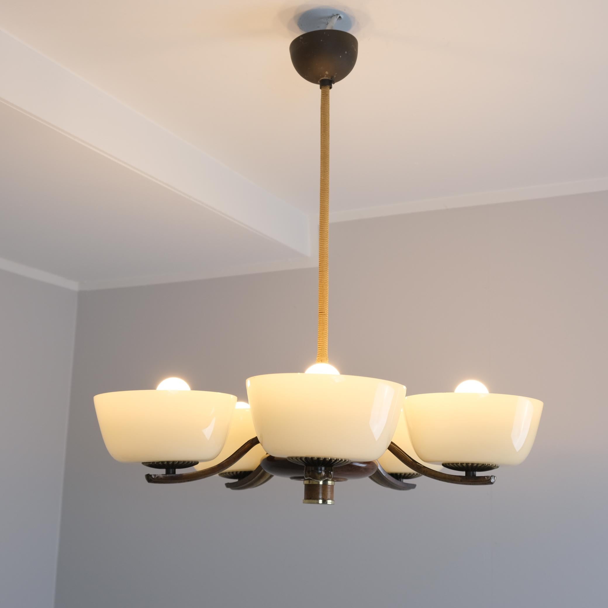 Finlandais Pendentif Art Déco Paavo Tynell 1255 en laiton, bouleau et verre opalin, Taito 1930s en vente
