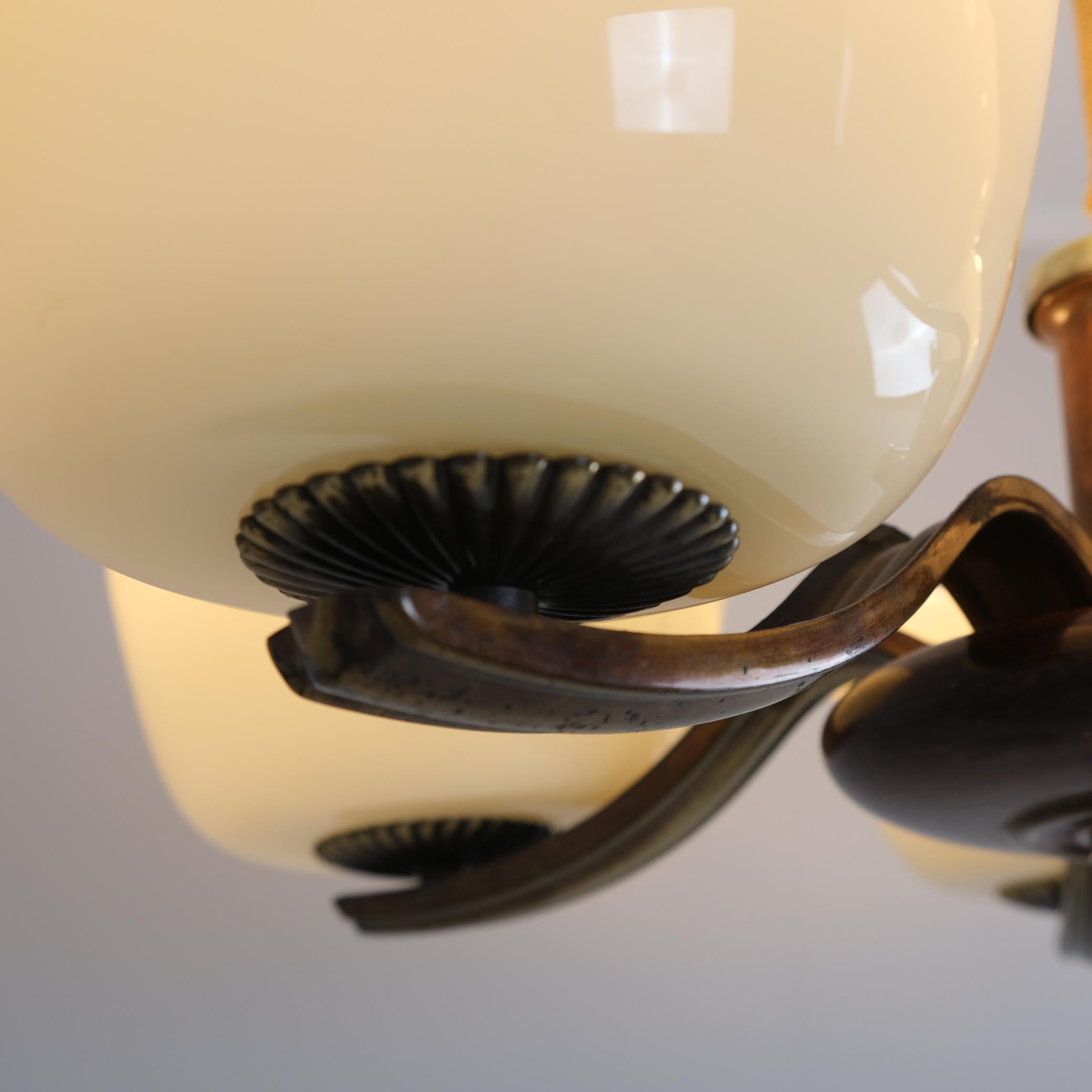 Pendentif Art Déco Paavo Tynell 1255 en laiton, bouleau et verre opalin, Taito 1930s Bon état - En vente à Helsinki, FI