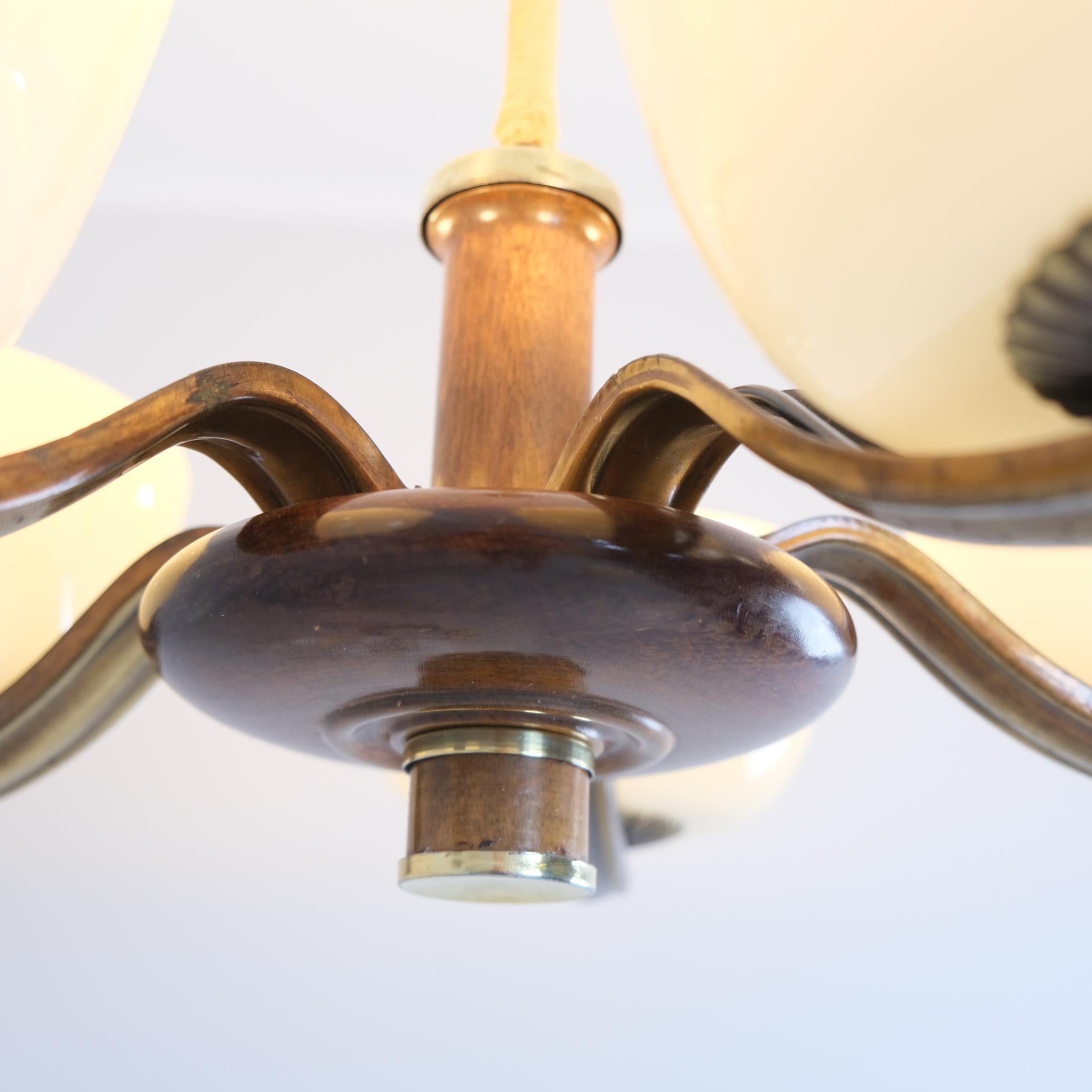 Milieu du XXe siècle Pendentif Art Déco Paavo Tynell 1255 en laiton, bouleau et verre opalin, Taito 1930s en vente
