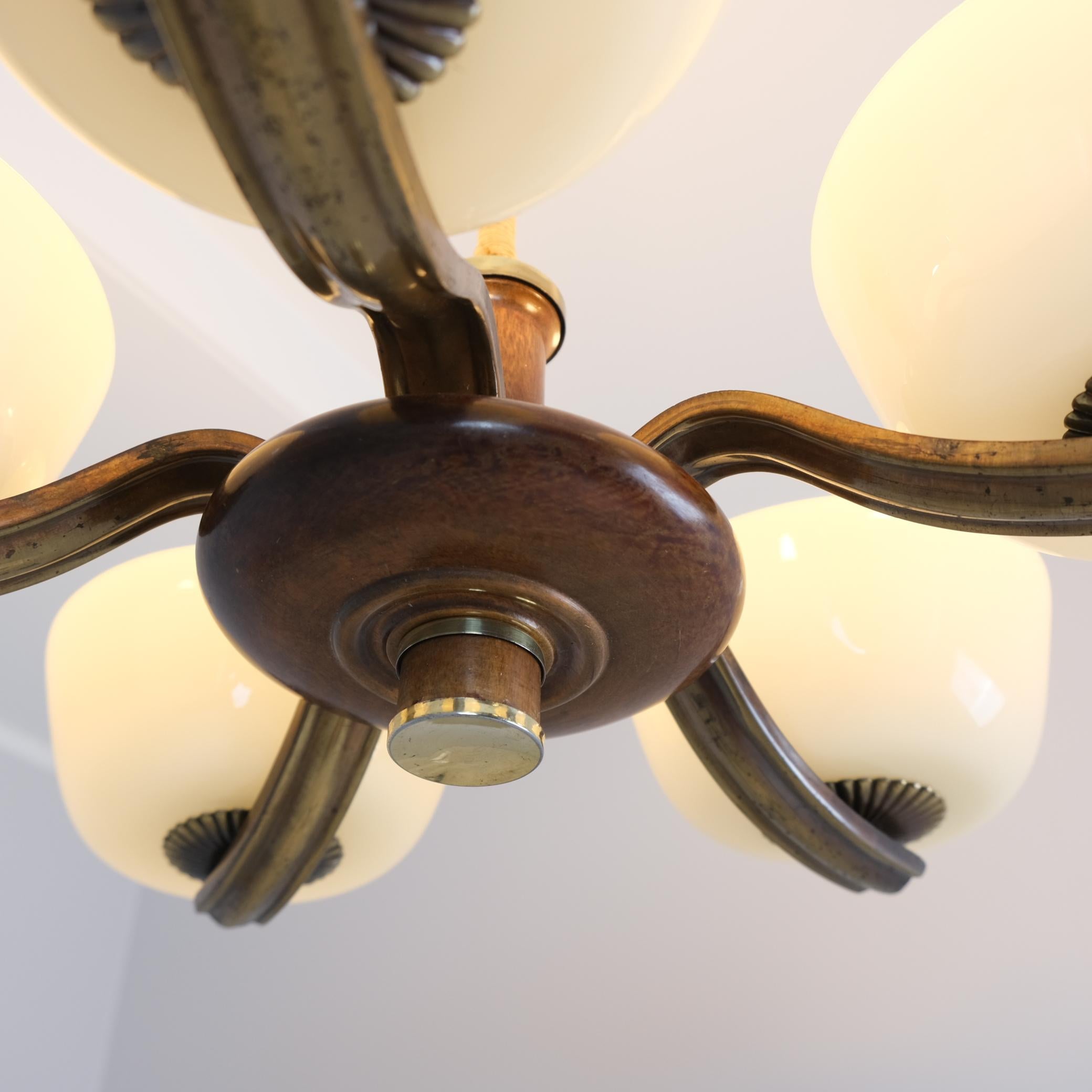 Pendentif Art Déco Paavo Tynell 1255 en laiton, bouleau et verre opalin, Taito 1930s en vente 2