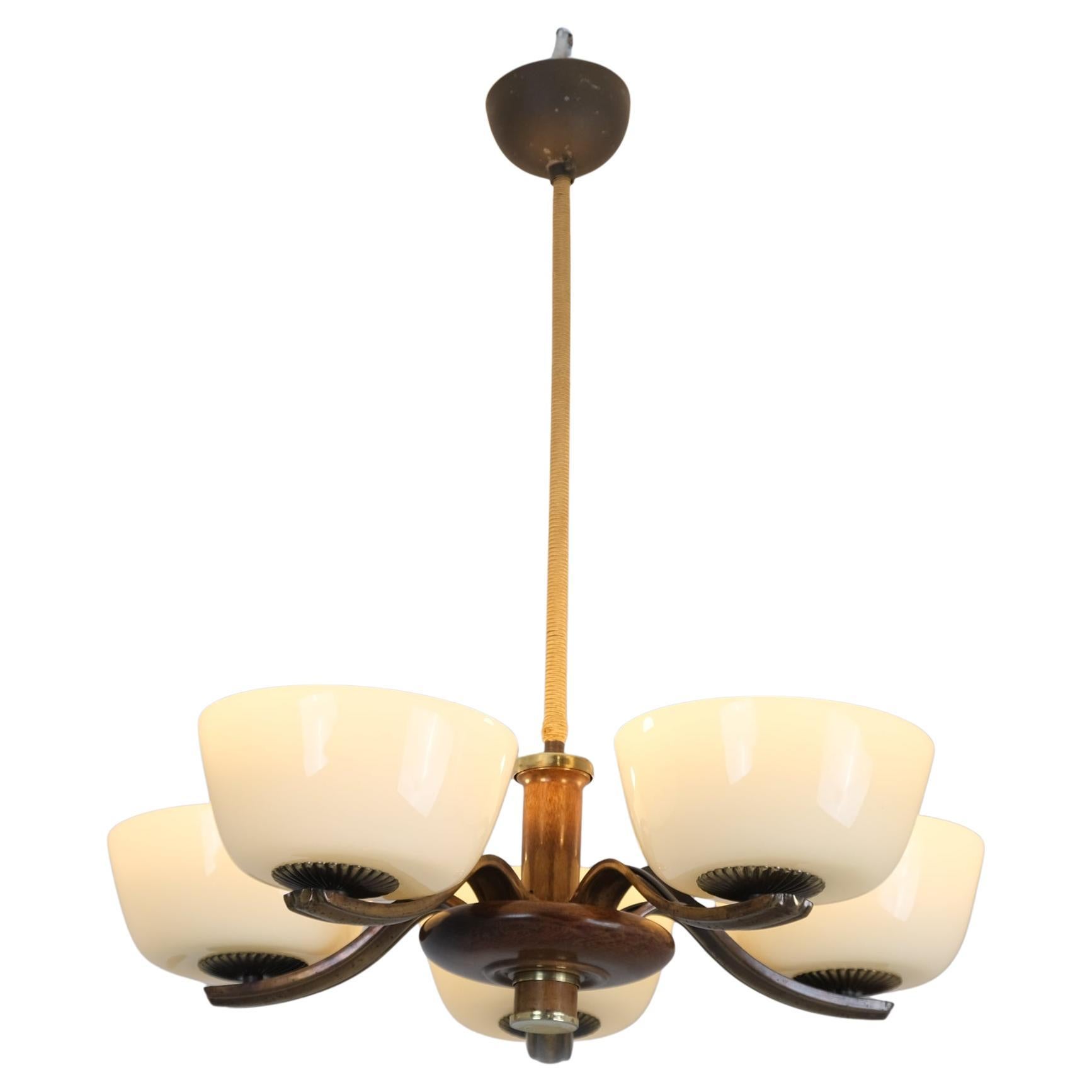 Pendentif Art Déco Paavo Tynell 1255 en laiton, bouleau et verre opalin, Taito 1930s en vente