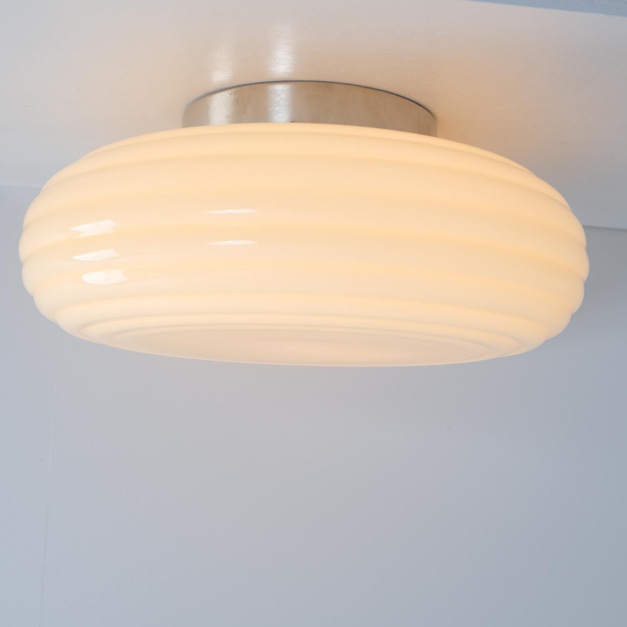Eine elegante, minimalistische Art-Déco-Deckenleuchte von Paavo Tynell, hergestellt von Taito in den 1930er Jahren. Diese und andere Lampen in unseren Listen stammen aus dem Ilveslinna-Gebäude in Jämsänkoski und wurden alle von Paavo Tynell in