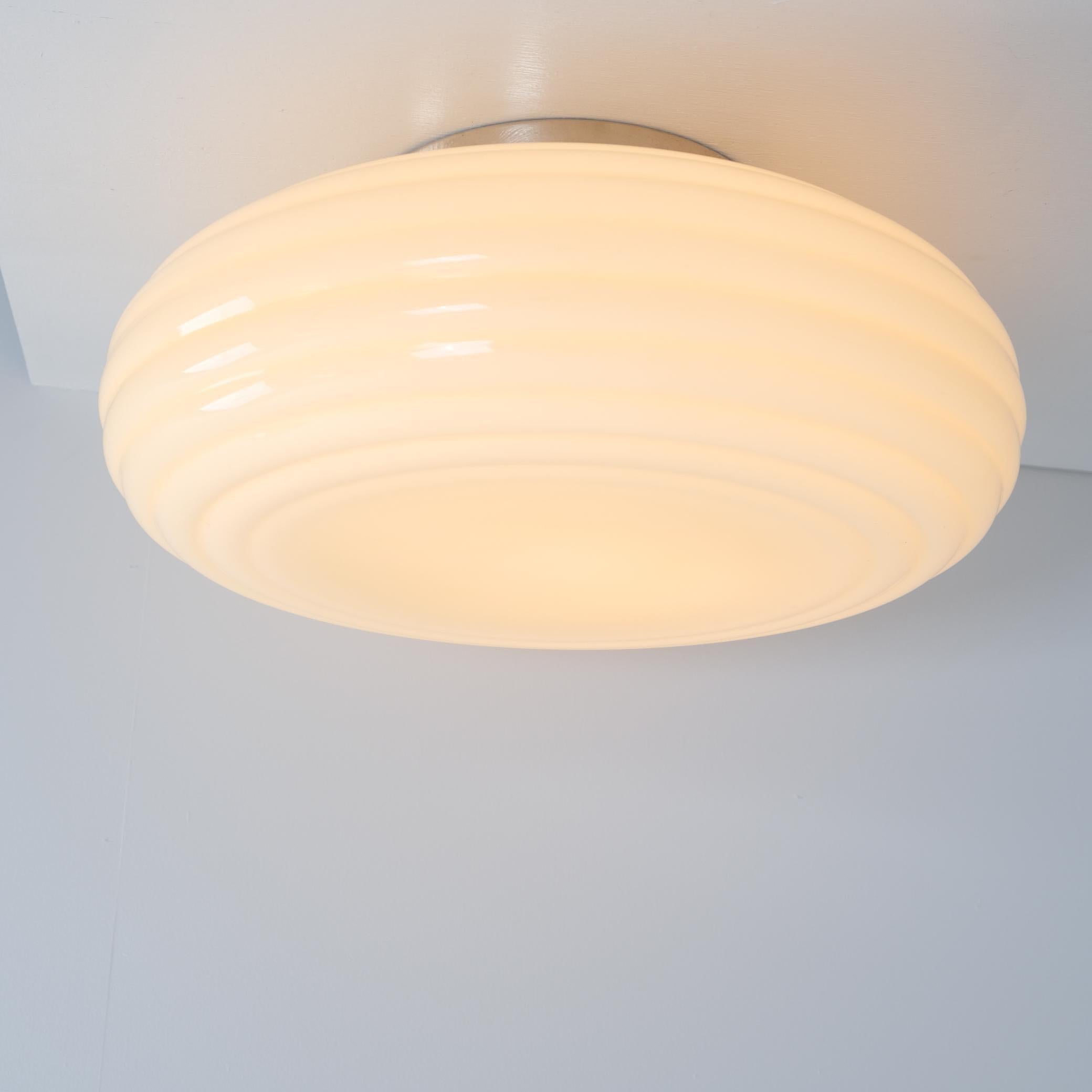 Art Deco Paavo Tynell Maßgeschneiderte Einbaubeleuchtung Modell 1621, Beigefarbenes Glas, Taito 1930er Jahre (Art déco) im Angebot