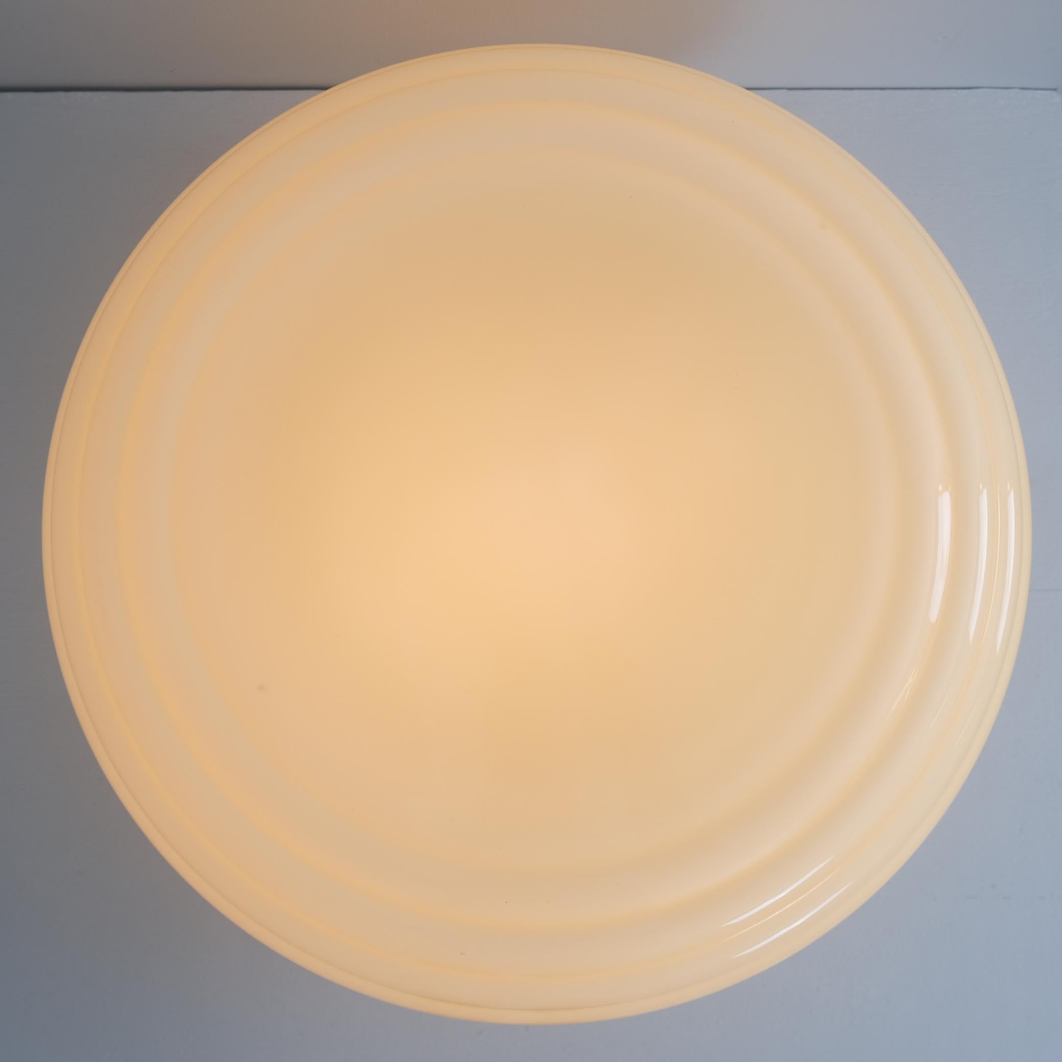 Art Deco Paavo Tynell Maßgeschneiderte Einbaubeleuchtung Modell 1621, Beigefarbenes Glas, Taito 1930er Jahre im Zustand „Gut“ im Angebot in Helsinki, FI