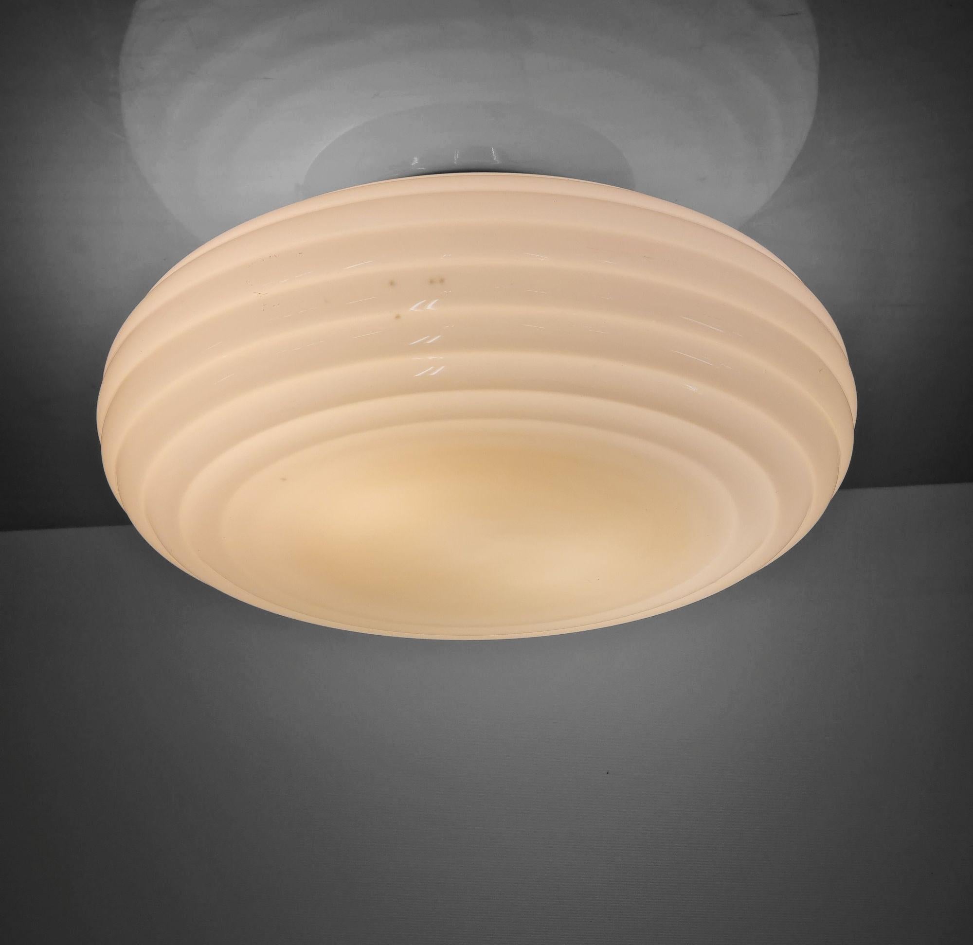 Ottone Art Deco Paavo Tynell Modello 1621, Vetro Beige, Taito 1930 in vendita