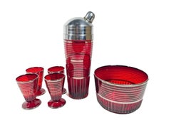 Ensemble de shaker à cocktail Art Déco Paden City Glass en verre rubis avec bandes en argent