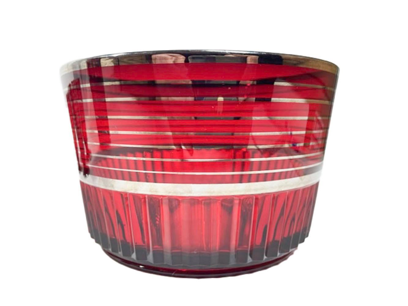 Ensemble de shaker à cocktail Art Déco Paden City Glass en verre rubis avec bandes en argent en vente 1