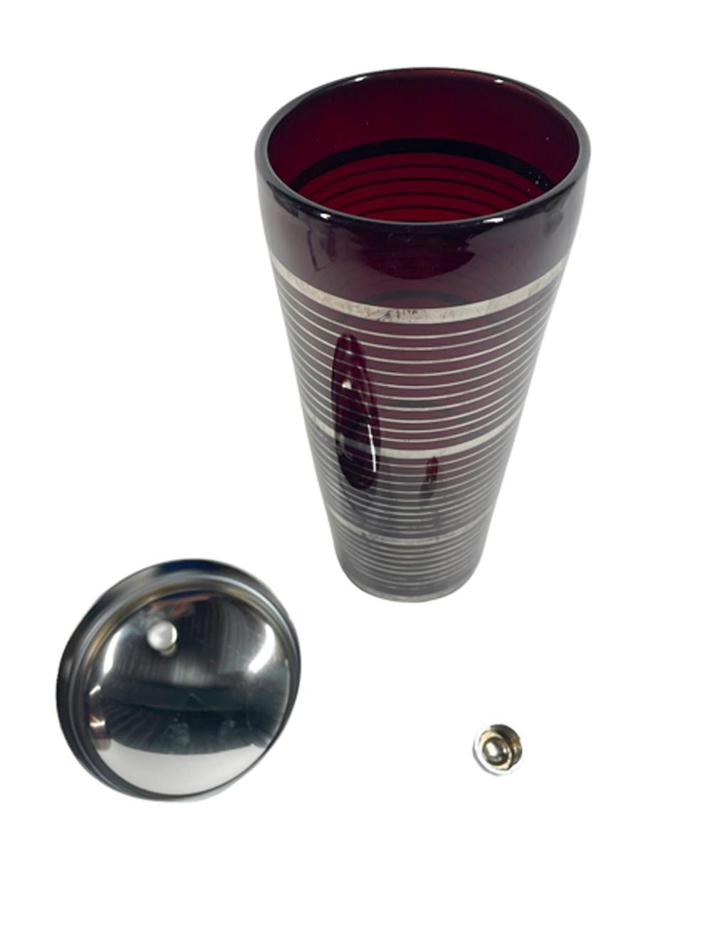 Shakers en verre rubis attribué à Paden City Glass avec des bandes de largeur variable en argent (usure mineure) et surmonté d'un couvercle chromé.
