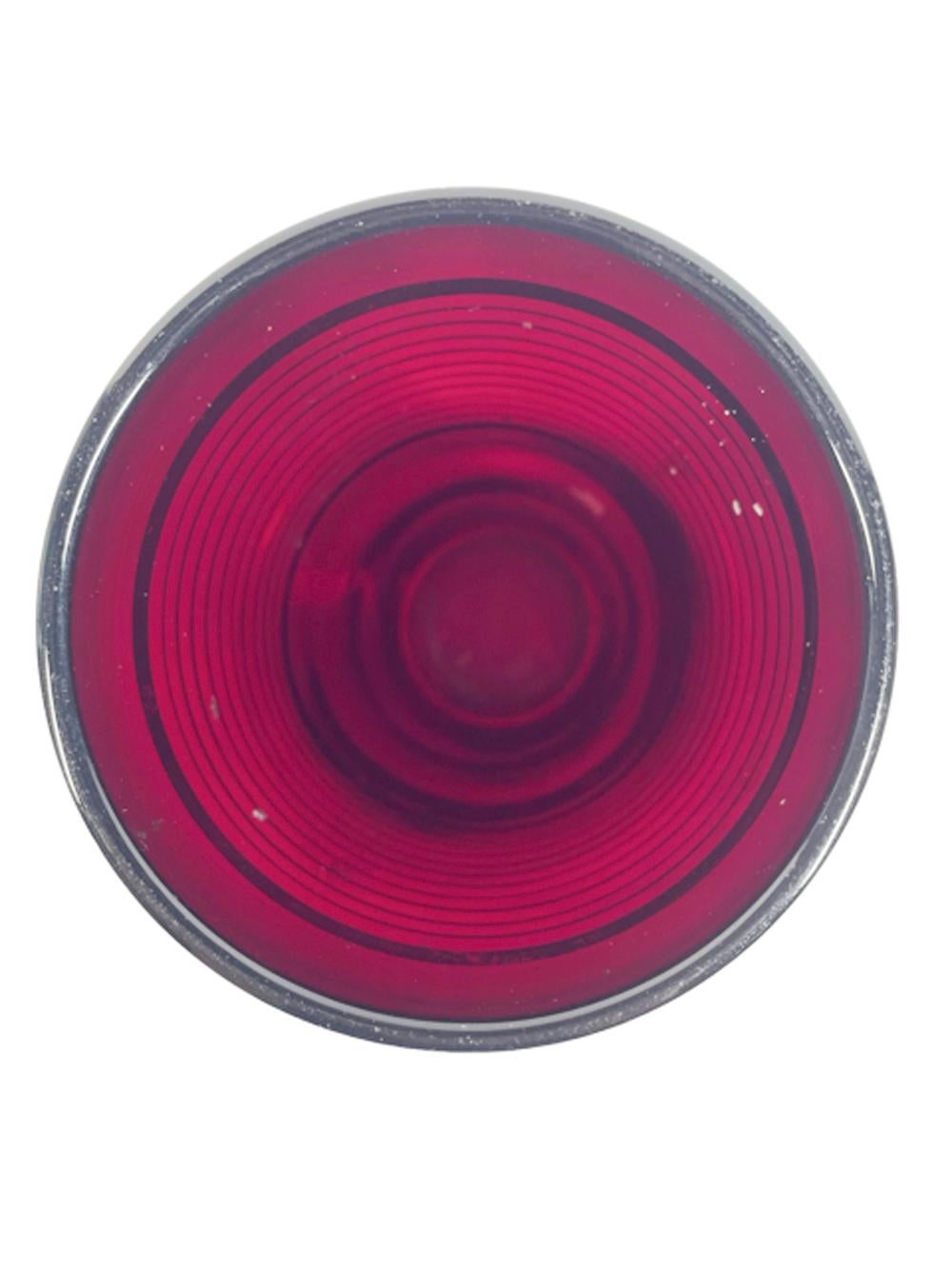 Américain Shaker de cocktail Art Déco Paden City Glass rubis avec bandes en argent, couvercle chromé en vente