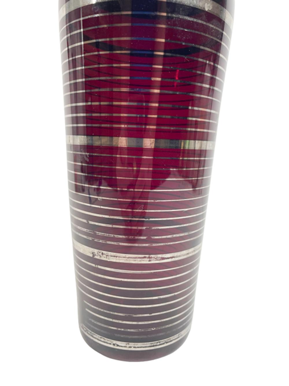 Shaker de cocktail Art Déco Paden City Glass rubis avec bandes en argent, couvercle chromé Bon état - En vente à Nantucket, MA