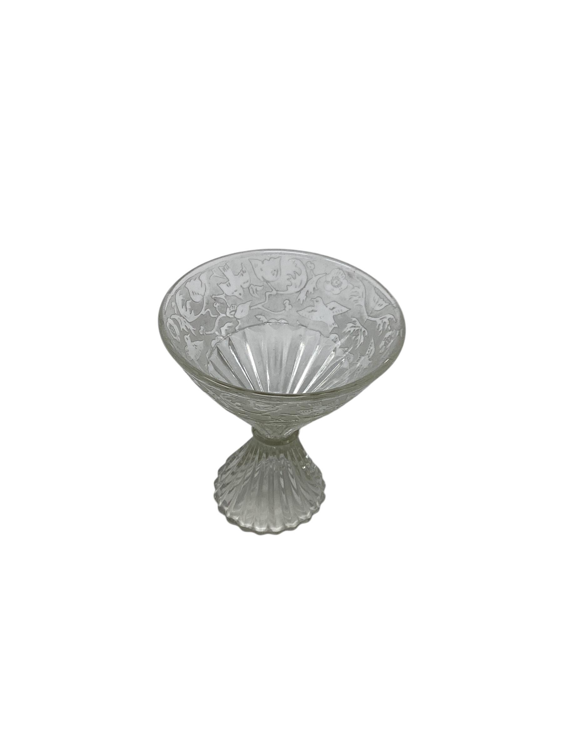 Art-Déco-Cocktail-Set von Paden City Glass. Klares Glas mit geätzten Vogel- und Blumenmotiven. Das Set besteht aus einem Shaker mit Chromdeckel und sechs kurzstieligen Cocktailgläsern auf einem runden Fuß.
Die Paden City Glass Manufacturing Company