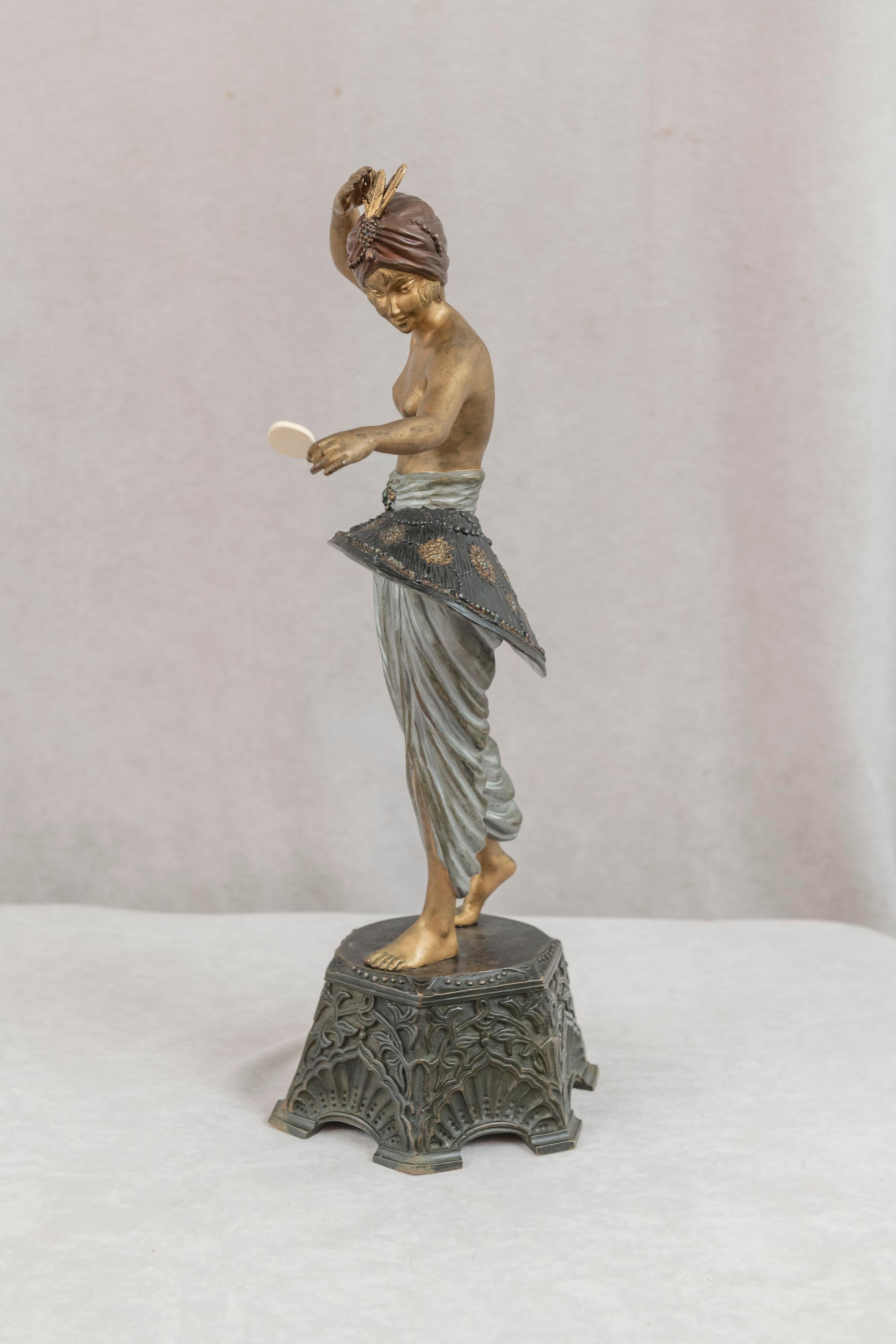 Ce grand bronze très spécial a été réalisé par Pierre le Faguays (1892-1962), artiste très respecté de la période Art déco. Ses œuvres ont toujours été parmi les plus recherchées de l'ère Art déco. La danseuse de harem somptueusement peinte se
