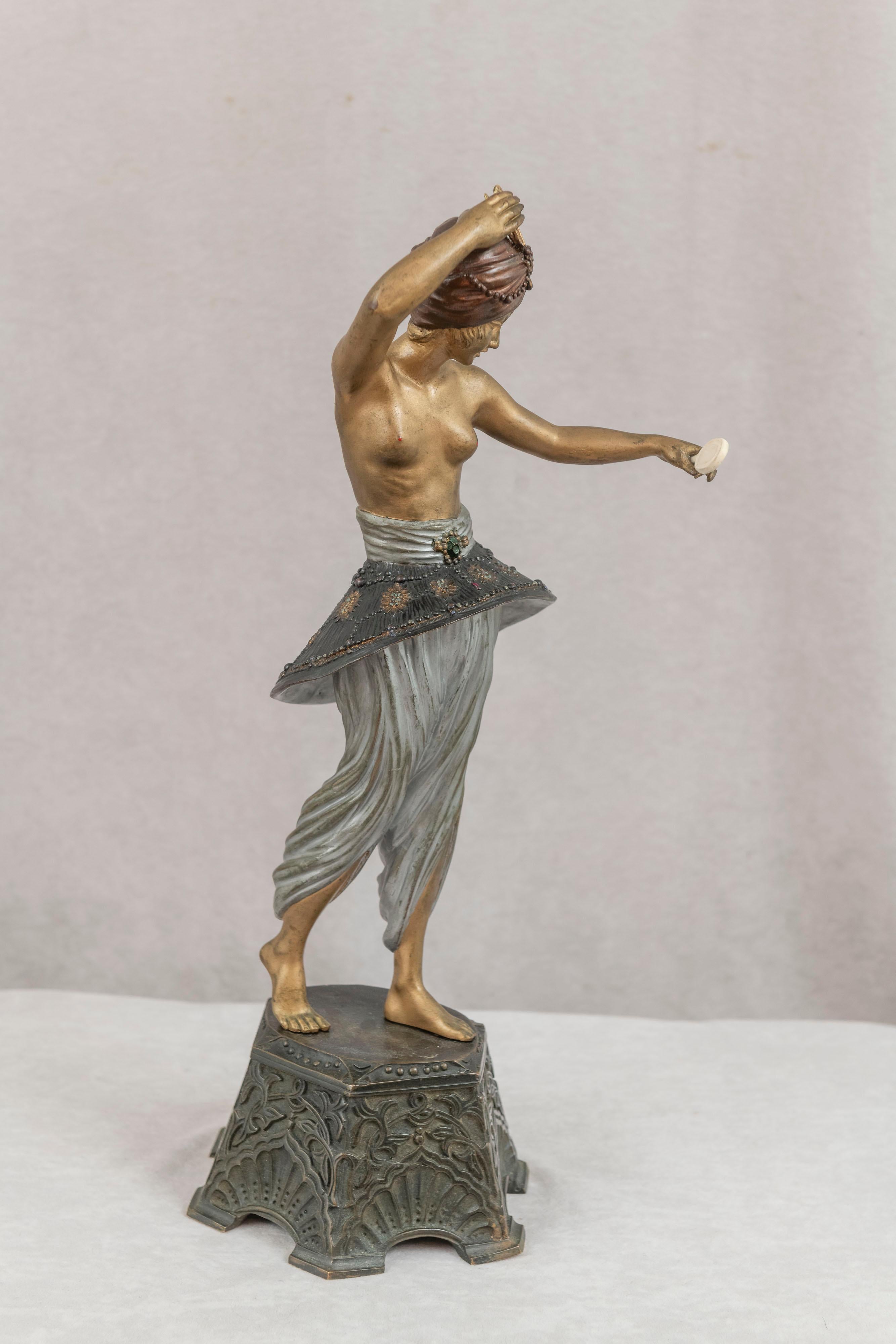 Harem Tänzerin aus bemalter Bronze im Art déco-Stil von Pierre Le Faguays, Französisch, ca. 1925 (Frühes 20. Jahrhundert) im Angebot