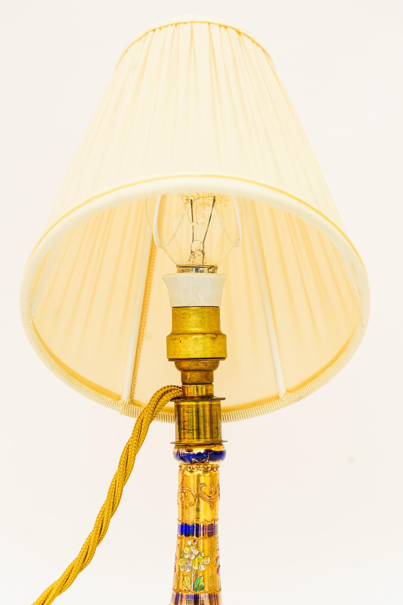 Tessuto Lampada da tavolo in vetro dipinto Art Deco con paralume in tessuto Vienna, anni '20 circa in vendita