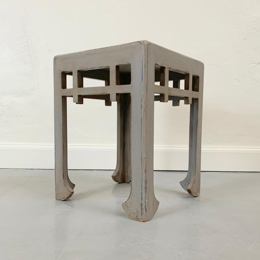 Hocker im chinesischen Stil der 1920er Jahre, zugeschrieben dem Atelier Martine (Paul Poiret), Frankreich.
Grau gestrichenes Holz, aber darunter Schichten von alten Farben.
Abmessungen: 45 cm H, 35 cm B, 35 cm T.
Hocker in gutem Zustand.
Alle Käufe