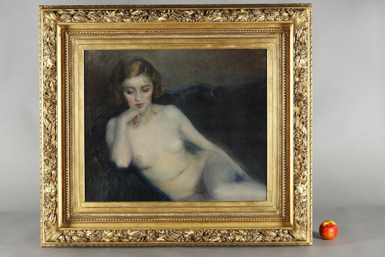 Peinture Art déco à l'huile sur toile illustrant une jeune femme nue, pensive, à moitié allongée, de face et le visage reposant sur sa main droite. Sa peau est claire et elle porte une coiffure courte à la mode des années 30. Une certaine lumière