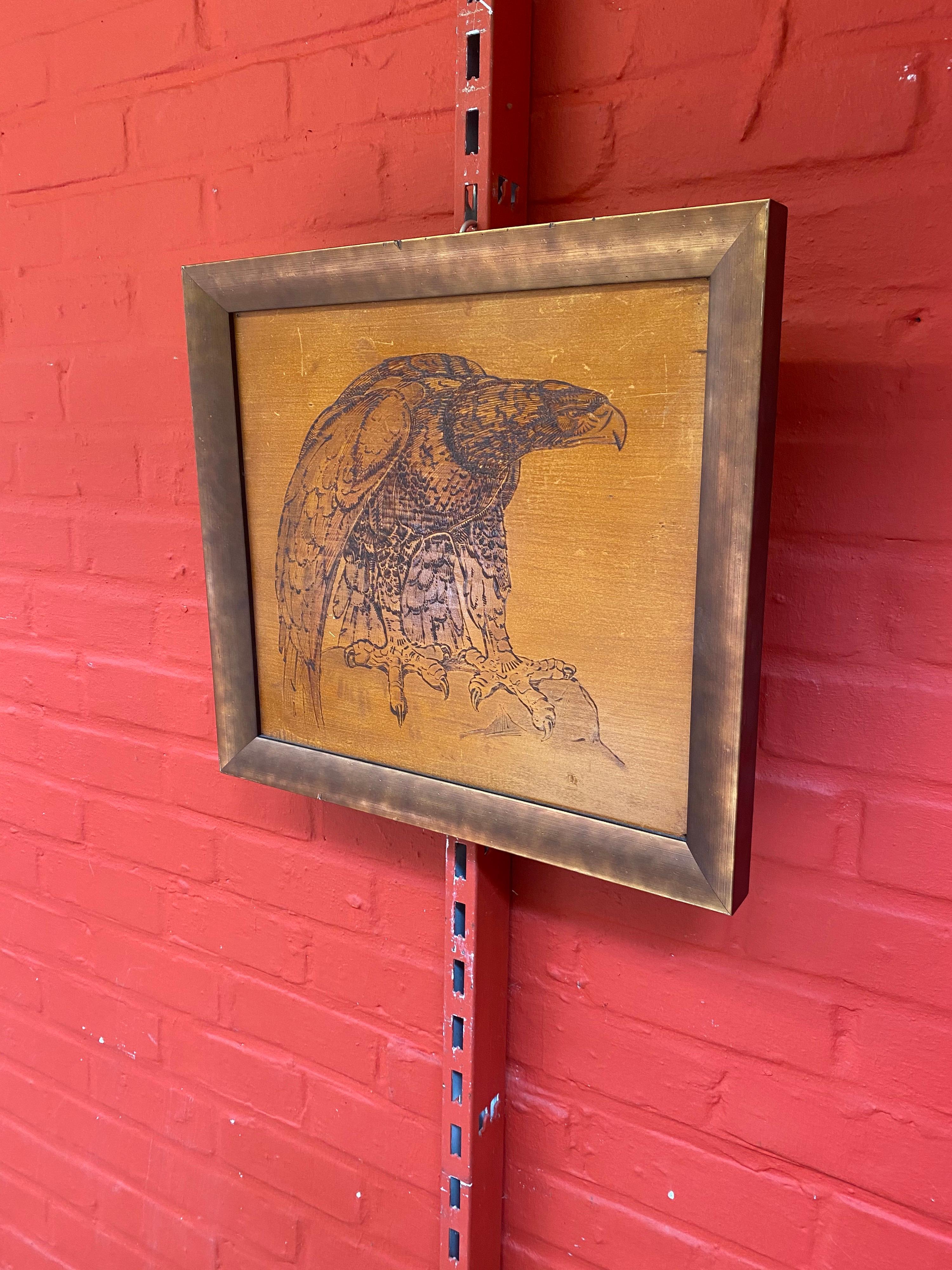 Pintura Art Decó que representa un águila, obra de pirograbado sobre madera mediados del siglo XX en venta
