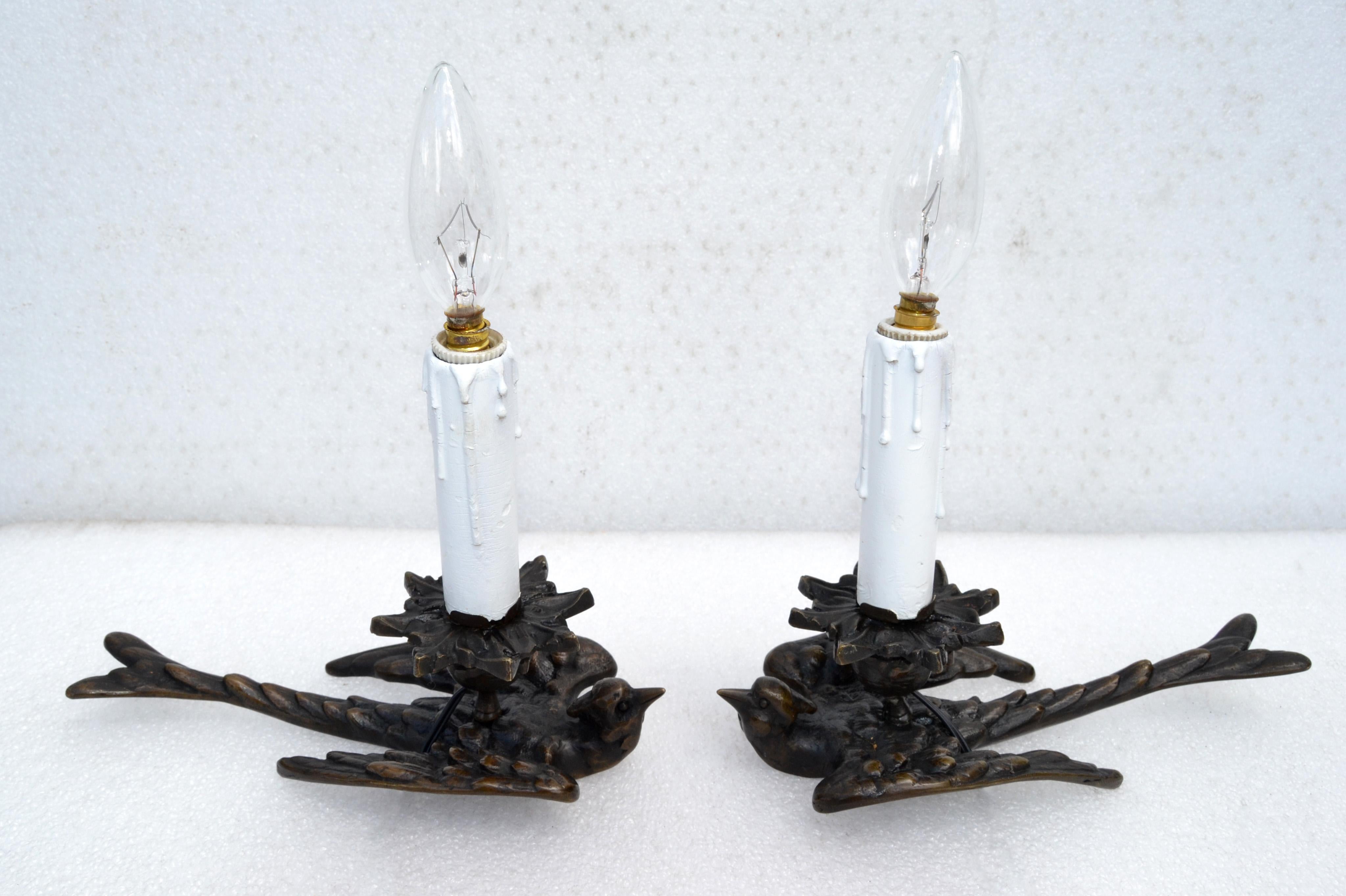Paire de lampes de table ou de chevet Art Déco en bronze avec abat-jour en forme d'oiseau coquillage  en vente 2