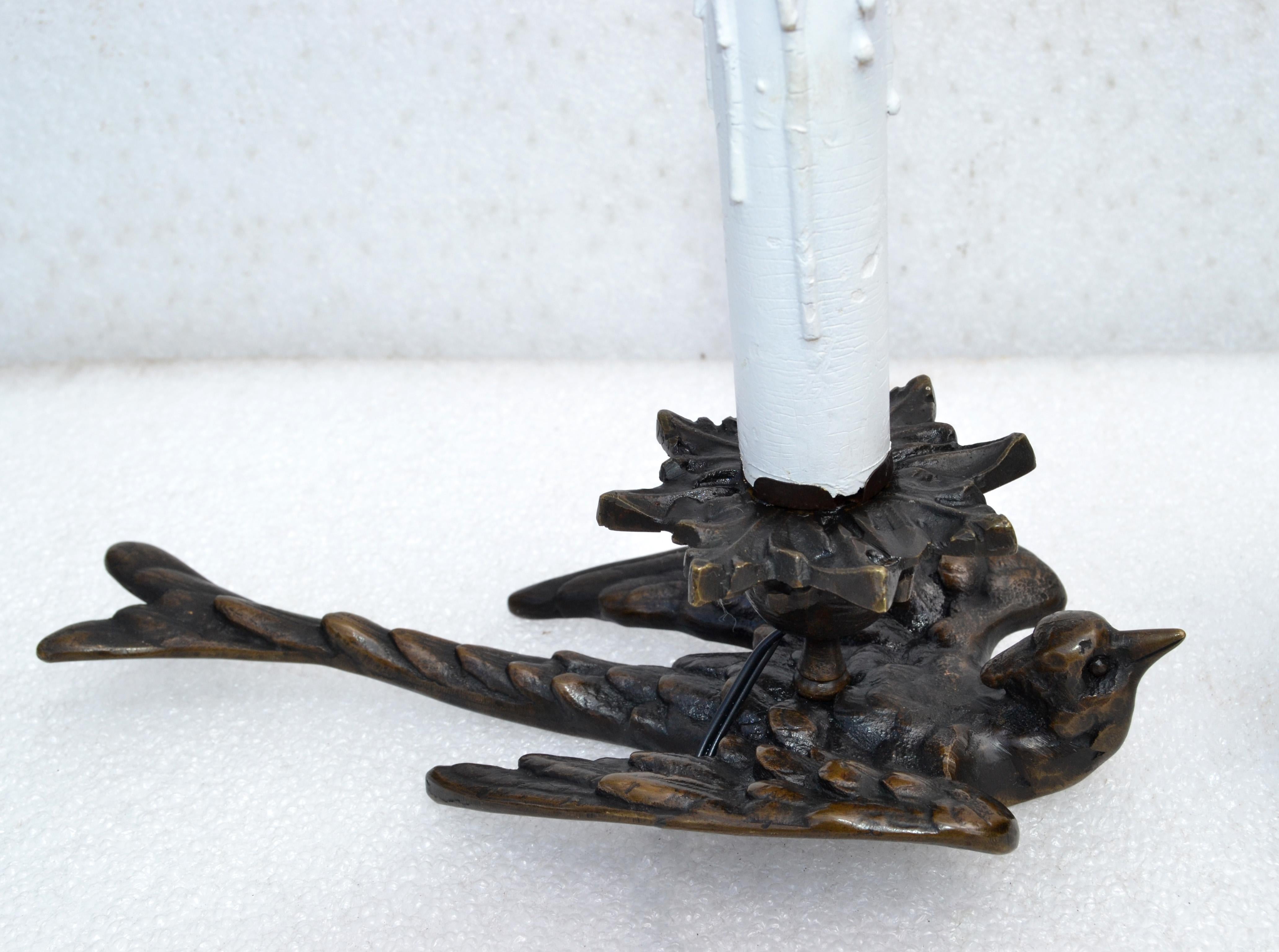 Sculpté à la main Paire de lampes de table ou de chevet Art Déco en bronze avec abat-jour en forme d'oiseau coquillage  en vente