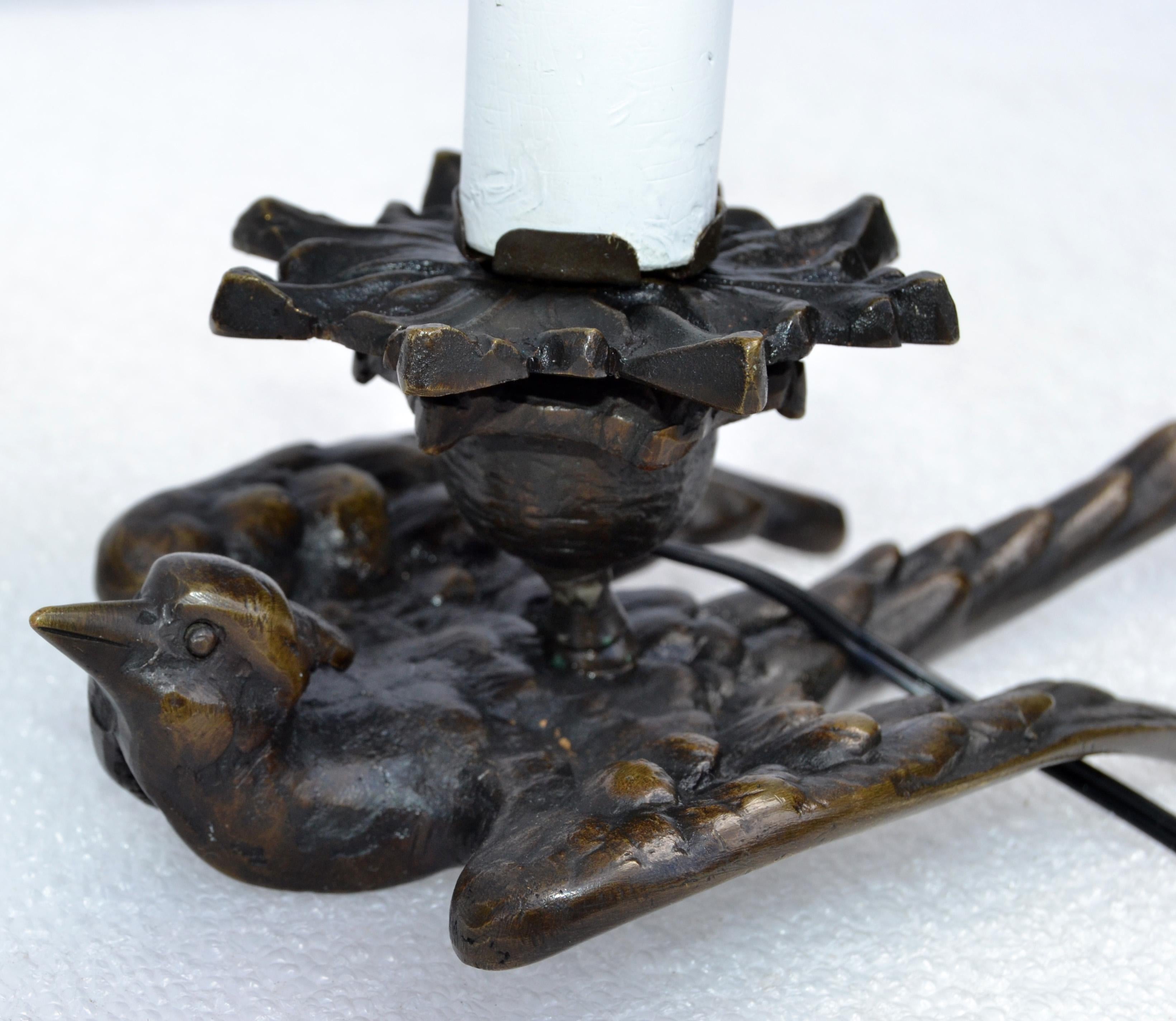 Milieu du XXe siècle Paire de lampes de table ou de chevet Art Déco en bronze avec abat-jour en forme d'oiseau coquillage  en vente