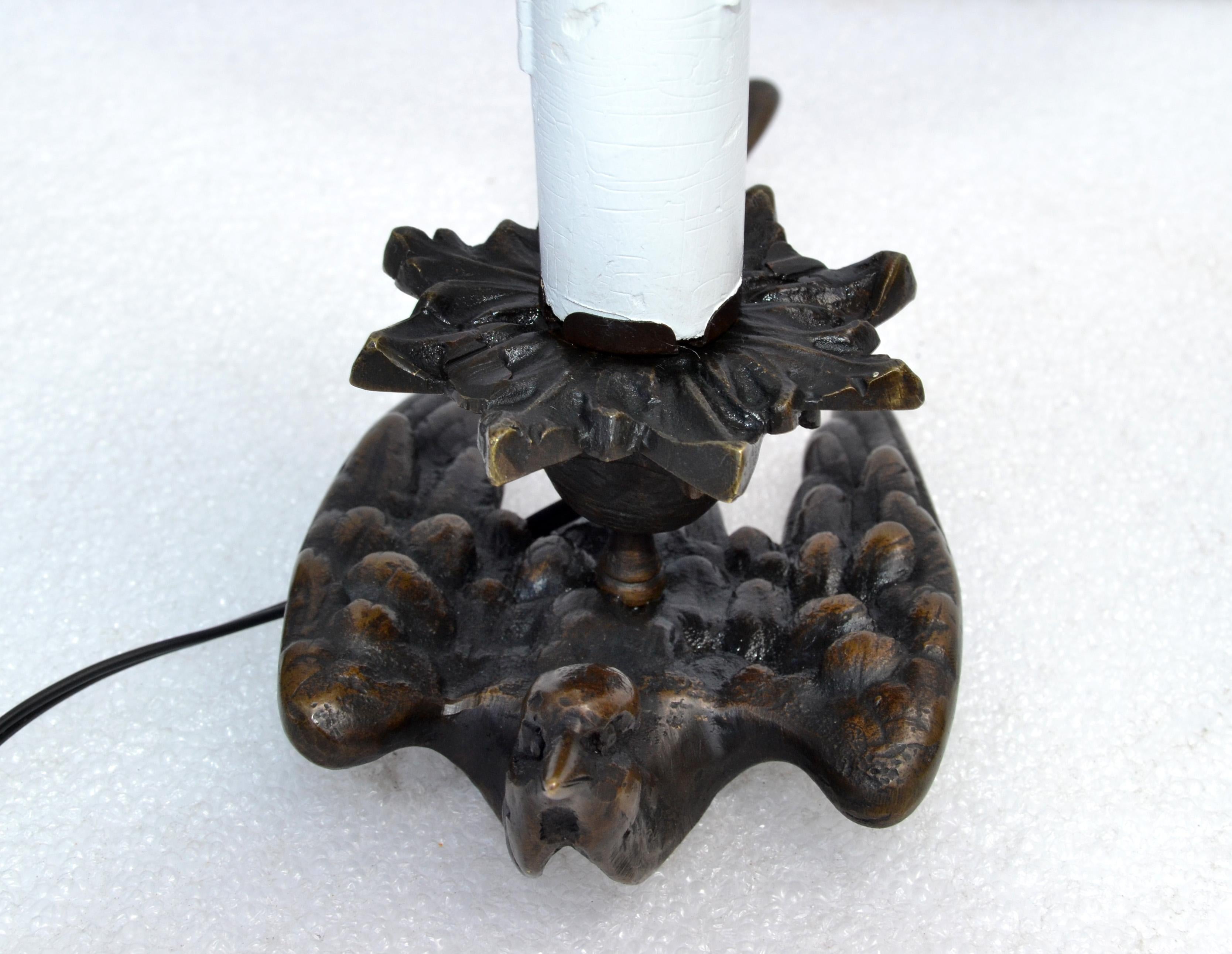 Bronze Paire de lampes de table ou de chevet Art Déco en bronze avec abat-jour en forme d'oiseau coquillage  en vente