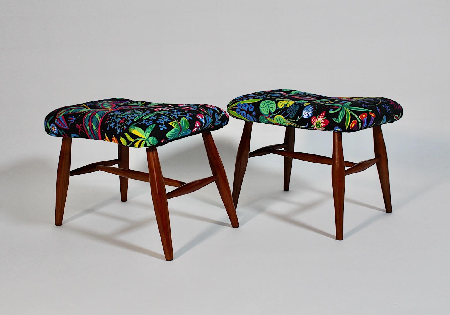 Coppia di sgabelli o poggiapiedi Art Deco in ciliegio e tessuto floreale nero attribuiti a Frank Josef Frank circa 1928 Austria.
Uno splendido duo o coppia di sgabelli attribuiti a Josef Frank del 1928 circa, realizzati in legno di ciliegio e