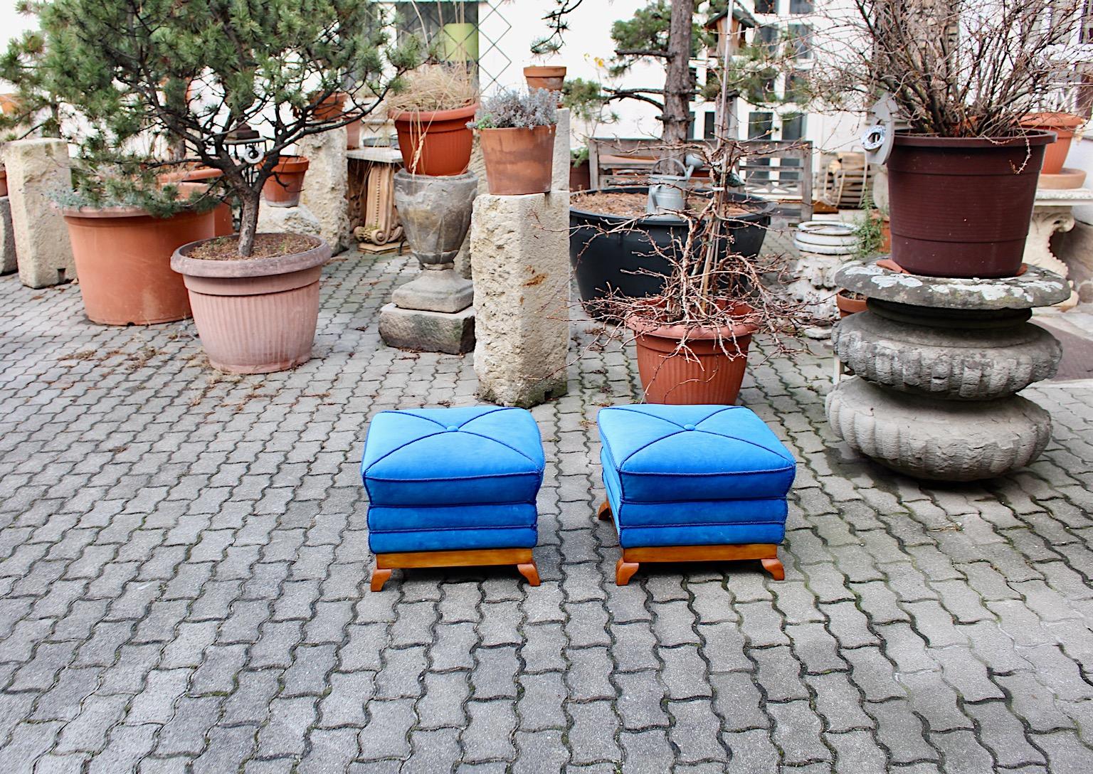 Paire de tabourets duo Art Déco style Peche en érable bleu velours pagode, Autriche, années 1920 en vente 12