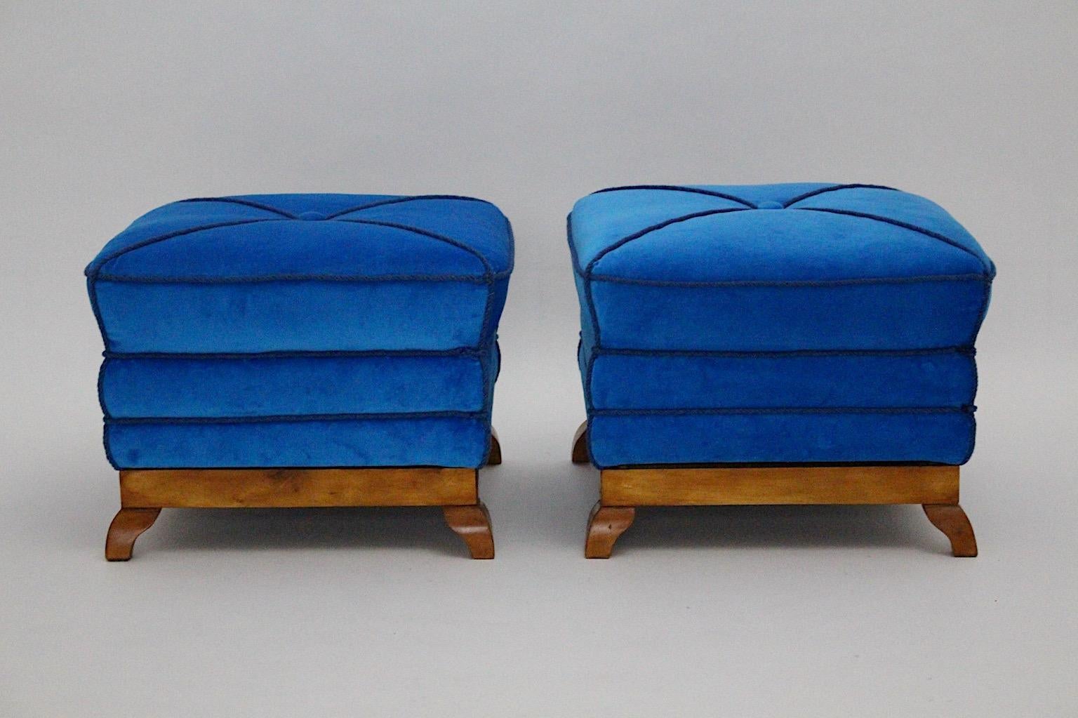 Paire de tabourets, poufs ou tabourets vintage Art Deco style Dagobert Peche en érable et velours bleu créés et fabriqués dans les années 1920 en Autriche.
Merveilleuse paire de tabourets en forme angulaire de pagode, nouvelle housse en velours d'un