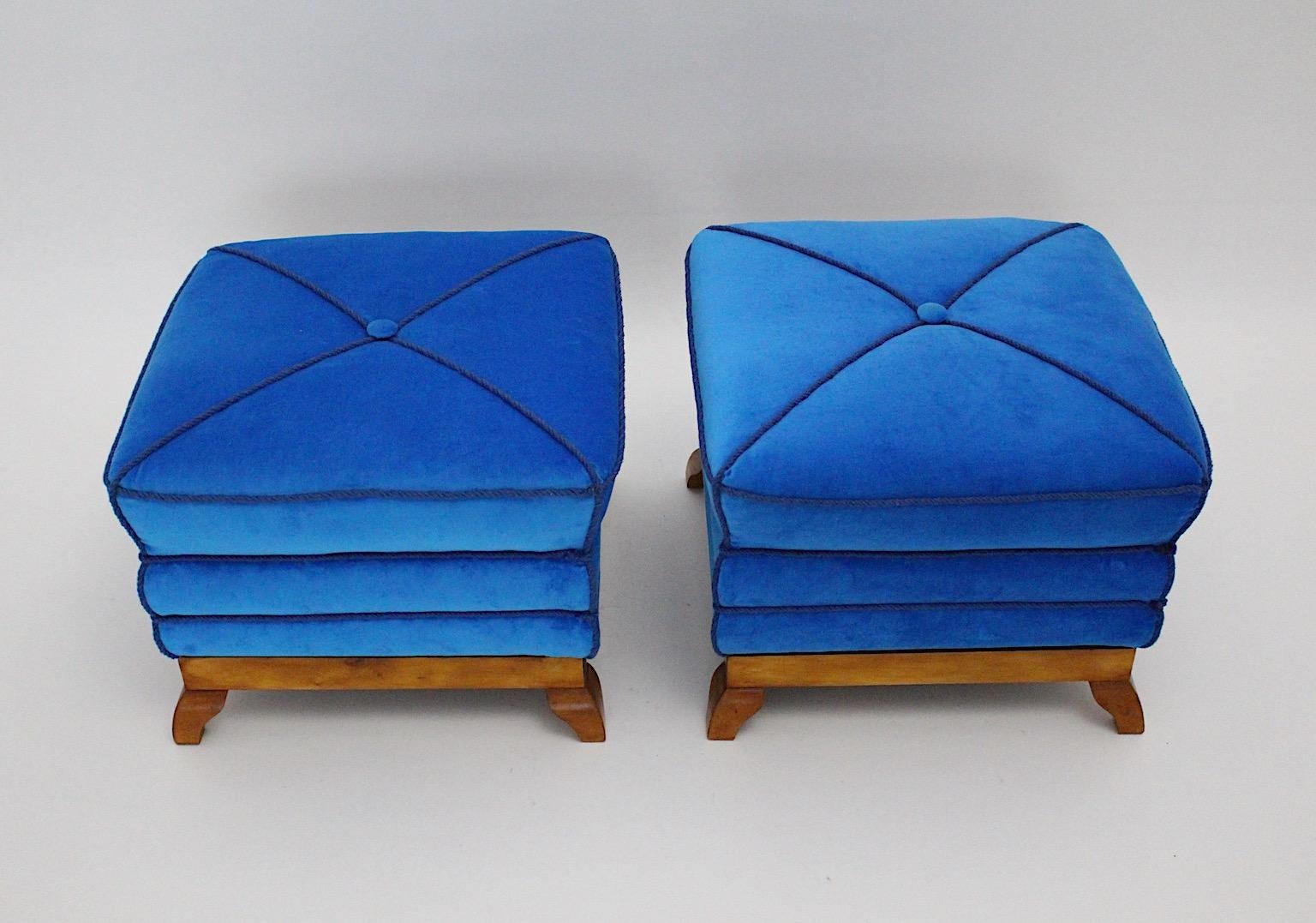 Art déco Paire de tabourets duo Art Déco style Peche en érable bleu velours pagode, Autriche, années 1920 en vente