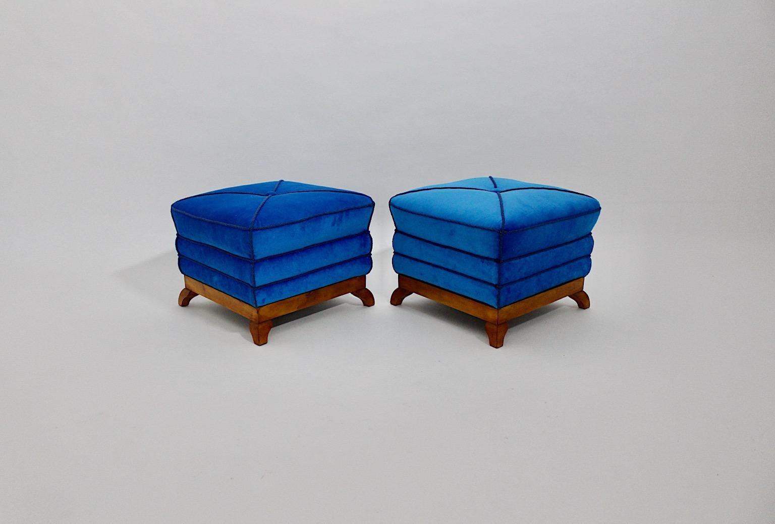 Autrichien Paire de tabourets duo Art Déco style Peche en érable bleu velours pagode, Autriche, années 1920 en vente