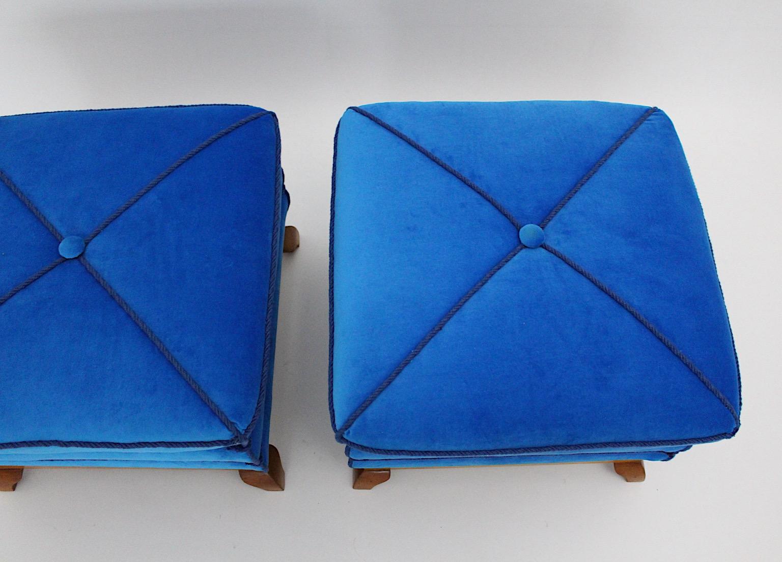 Paire de tabourets duo Art Déco style Peche en érable bleu velours pagode, Autriche, années 1920 Bon état - En vente à Vienna, AT