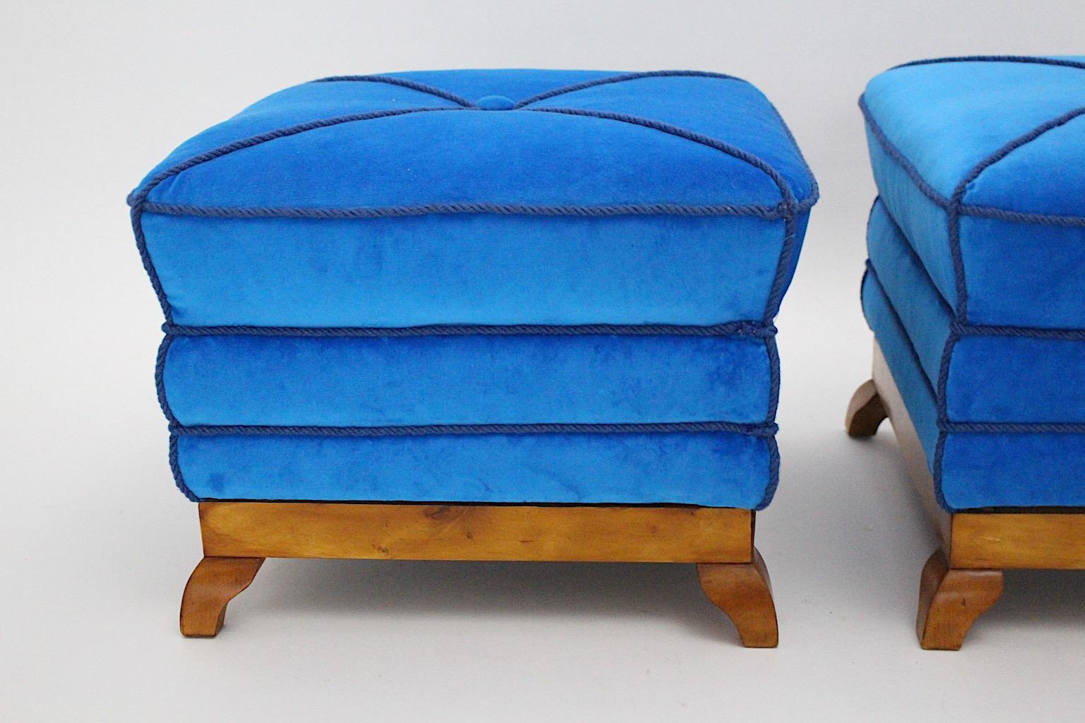 Début du 20ème siècle Paire de tabourets duo Art Déco style Peche en érable bleu velours pagode, Autriche, années 1920 en vente