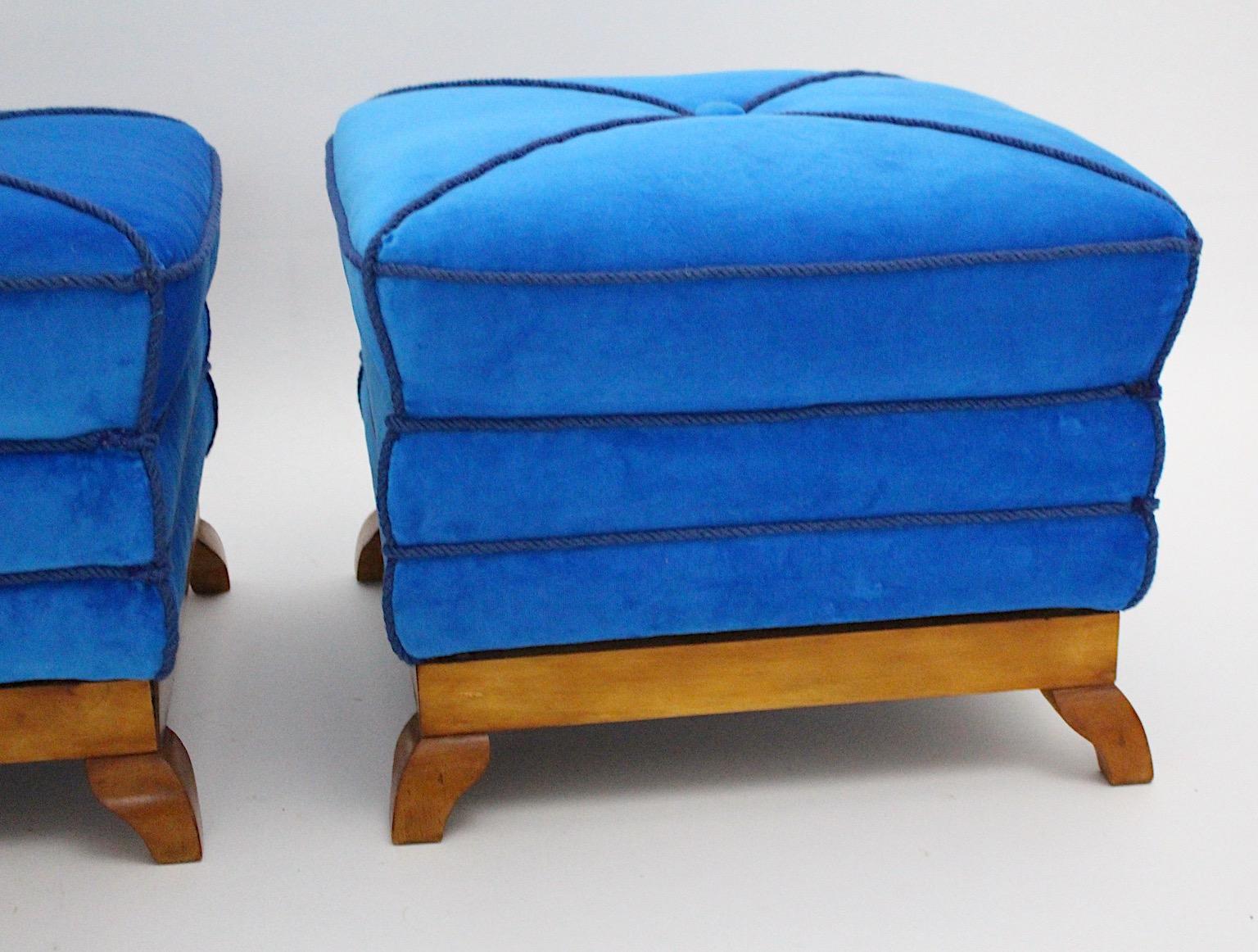 Velours Paire de tabourets duo Art Déco style Peche en érable bleu velours pagode, Autriche, années 1920 en vente