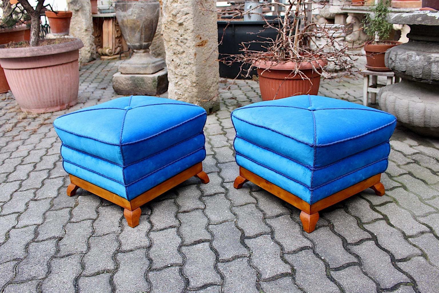 Paire de tabourets duo Art Déco style Peche en érable bleu velours pagode, Autriche, années 1920 en vente 1