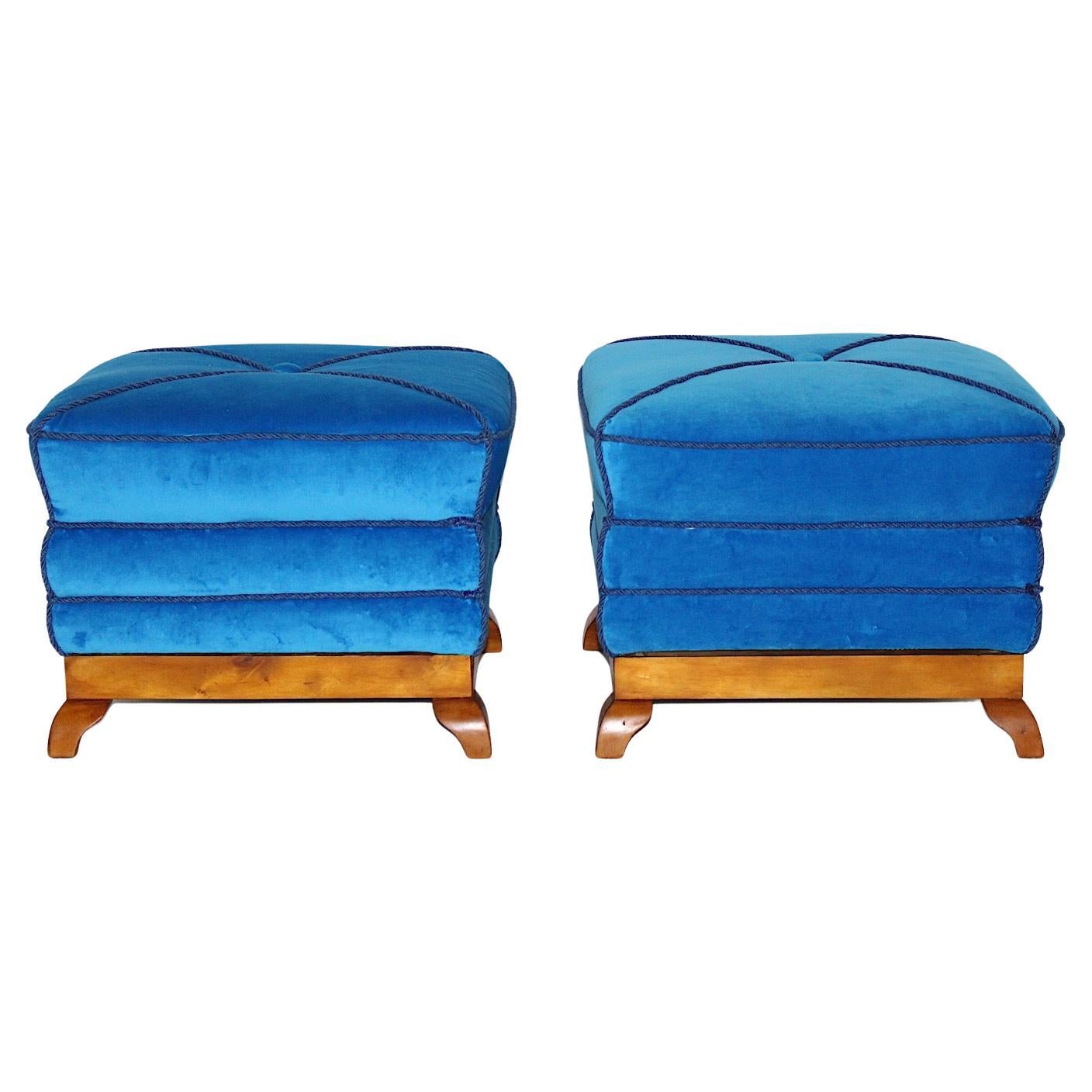 Paire de tabourets duo Art Déco style Peche en érable bleu velours pagode, Autriche, années 1920 en vente