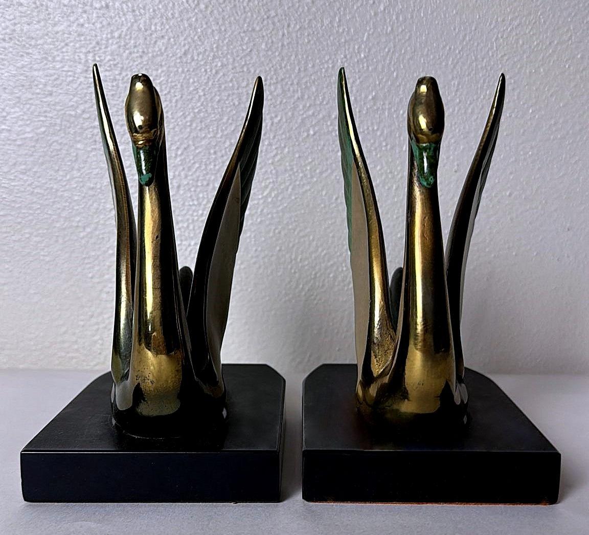 Coppia Art Deco di reggilibri francesi in ottone Svassi Maggiori su Marquinia Blackmamarble In condizioni buone in vendita a Prato, Tuscany
