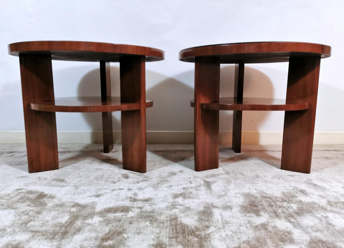 Art Deco pair Italian coffee tables in walnut with black glass top. Manufactured in northern Italy, 1930-1940.