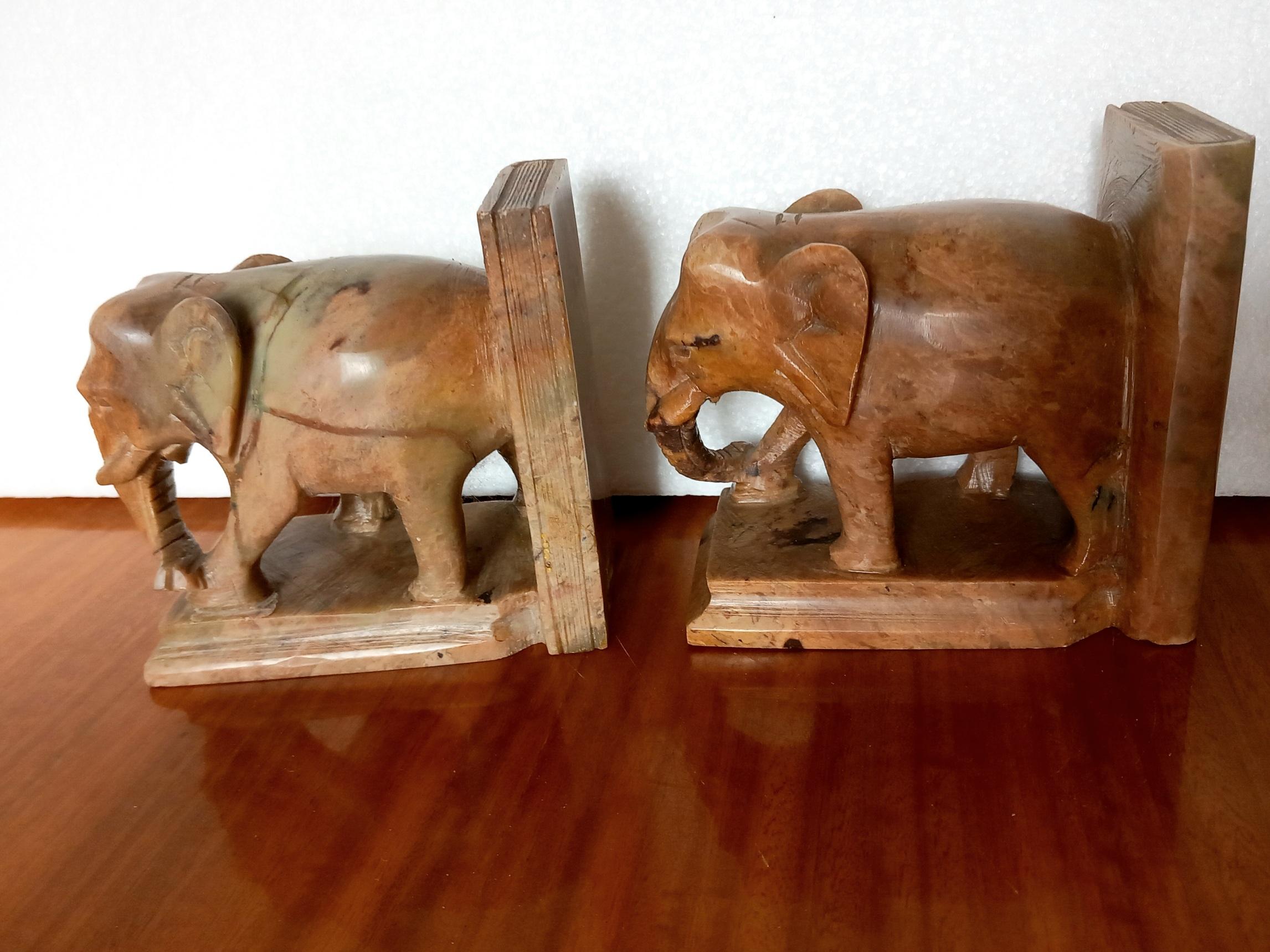 Art Deco bookends,marble or alabaster bookends in the shape of an elephant.
Nice figure of elephant in toasted oclor marble.
 Your condition is perfect, like new.

These figures carved in Spain or Italy, it is difficult to specify due to the