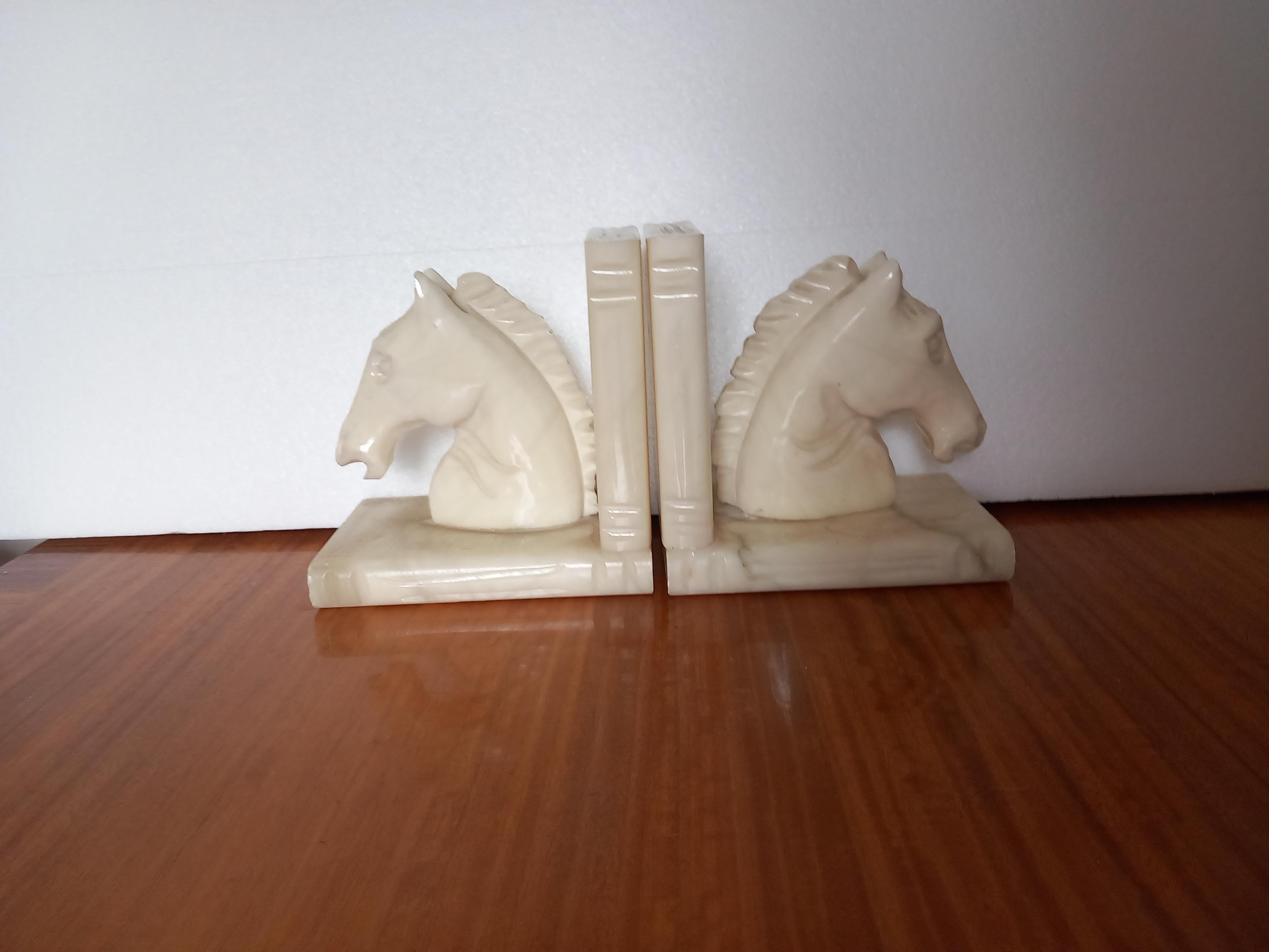  Albaster natural white
Art Deco bookends, curiosity, they are two figures sculptures in the shape of a horse, in white/grey veined marble

They are very decorative functional pieces and at the same time they are very beautiful

Relics of the