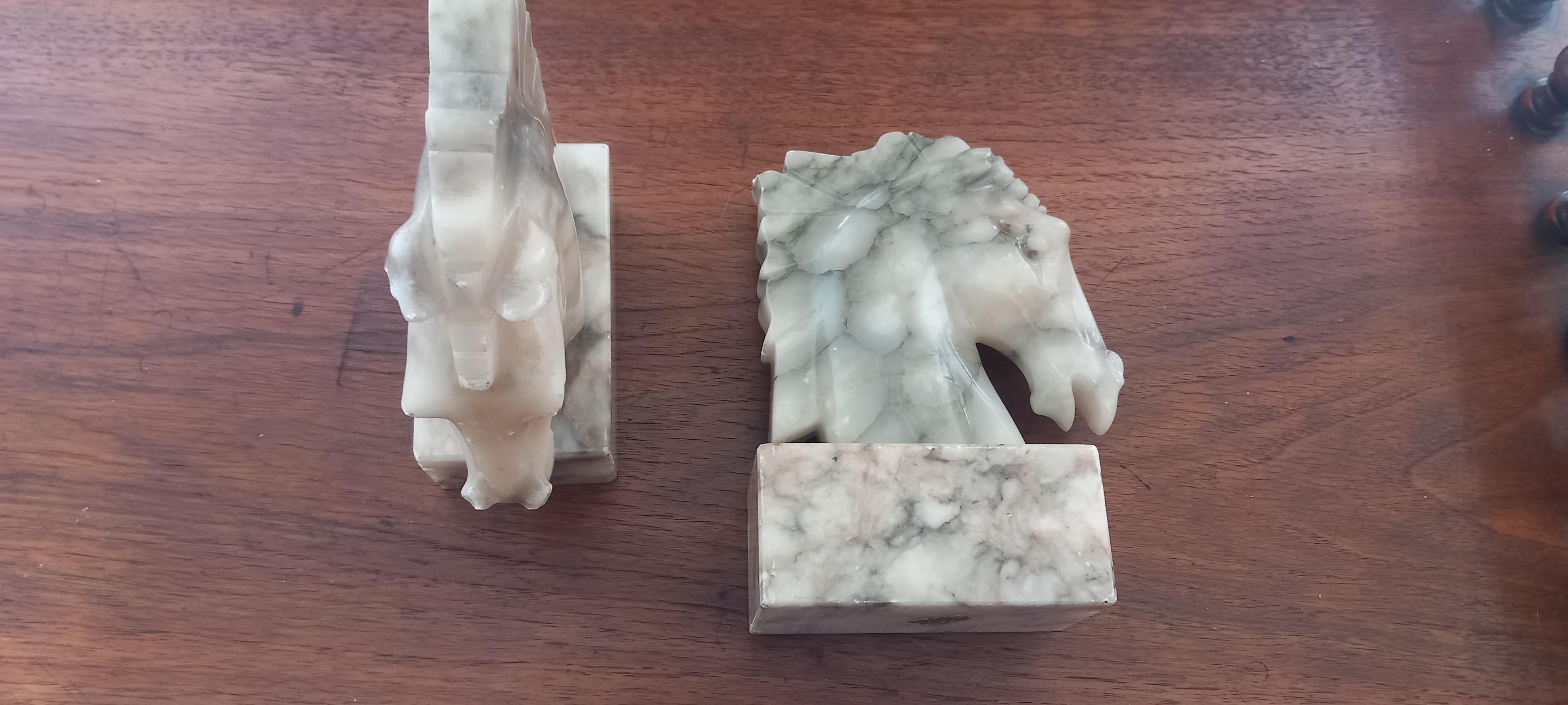 Art Deco bookends, curiosity, they are two figures sculptures in the shape of a horse, in white/grey veined marble

They are very decorative functional pieces and at the same time they are very beautiful

Relics of the workshops that were in Spain