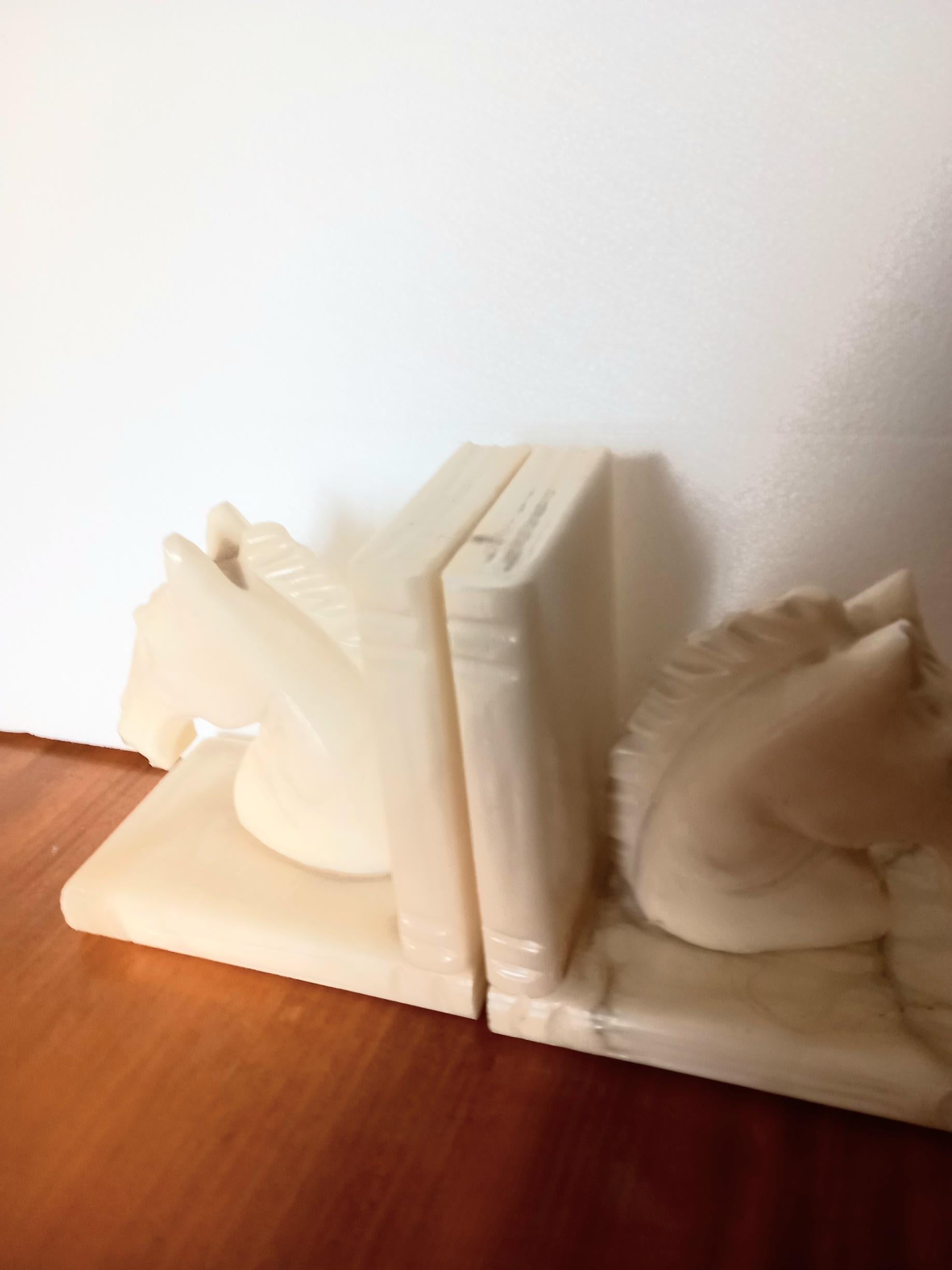 Sculpté Paire d'albâtre Art Déco  Serre-livres en forme de chevaux Library très original en vente