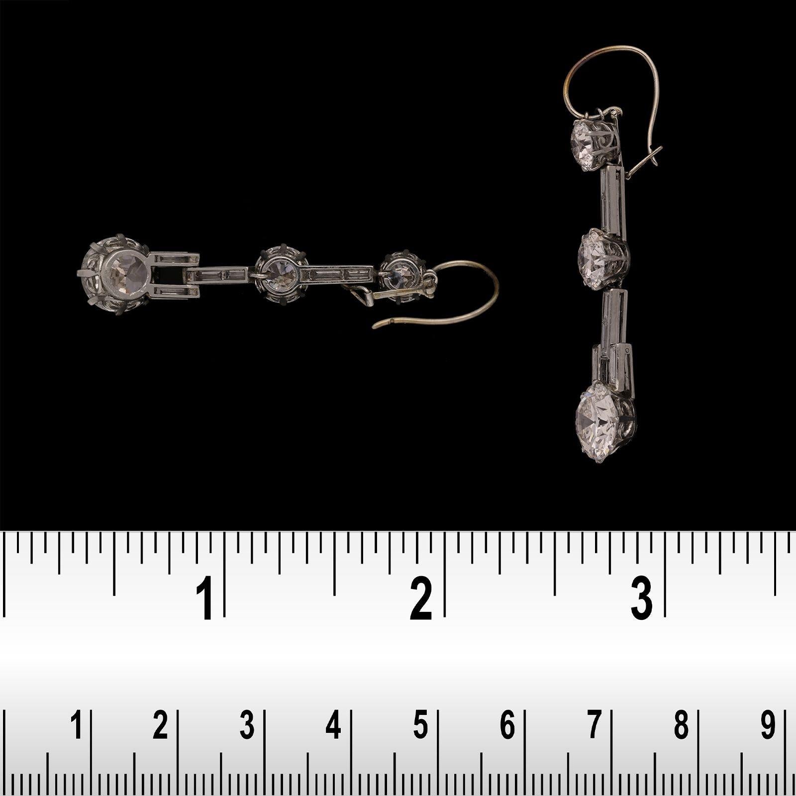 Taille brillant Paire de boucles d'oreilles pendantes Art déco avec diamants, vers 1935 en vente