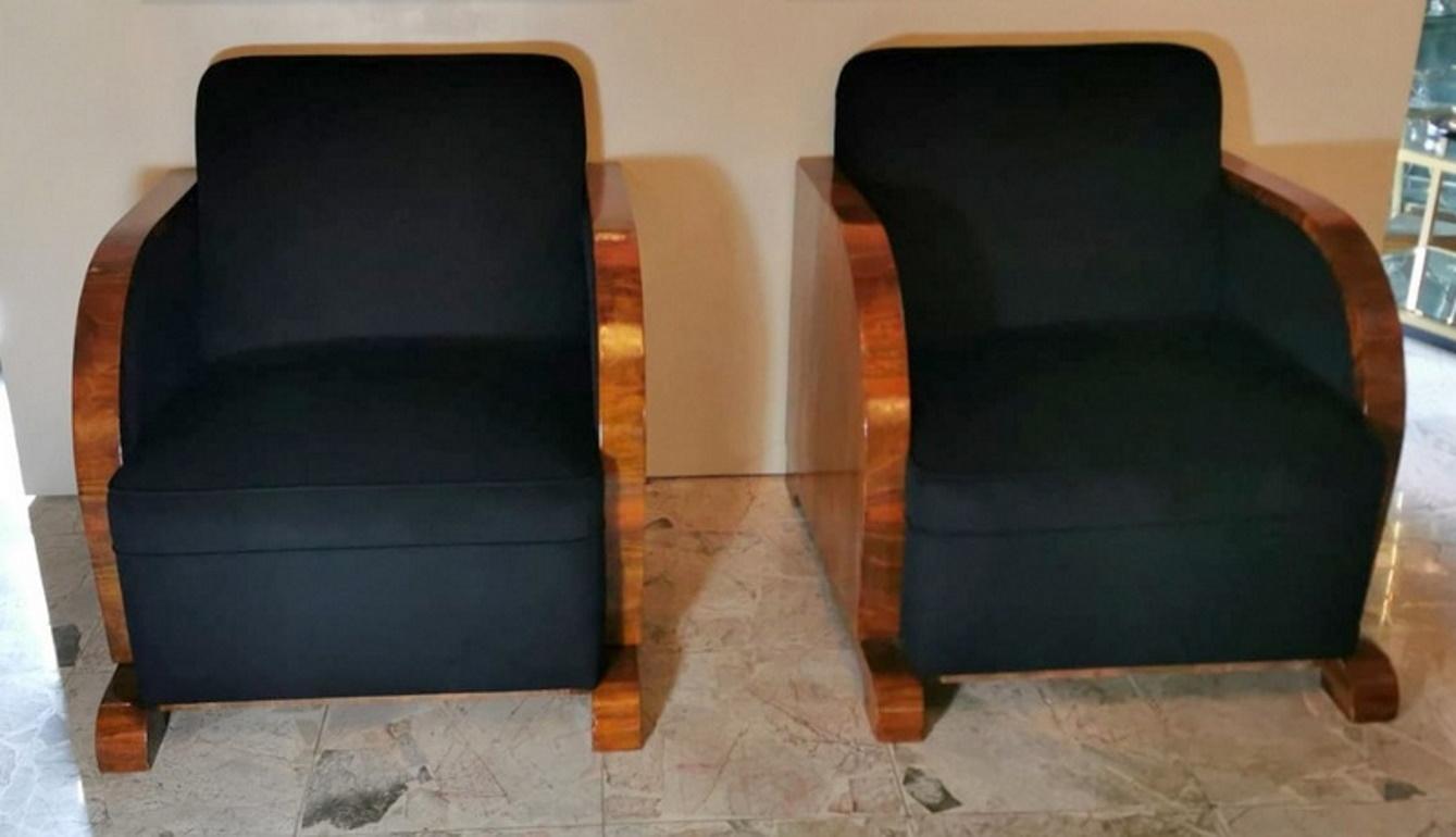 Beautiful and elegant Austrian walnut armchairs; their structure is extremely solid, in fact the armrests and the base are joined by wooden plates forming a single piece; the whole armchair is thus strengthened and stabilized, but also aesthetically