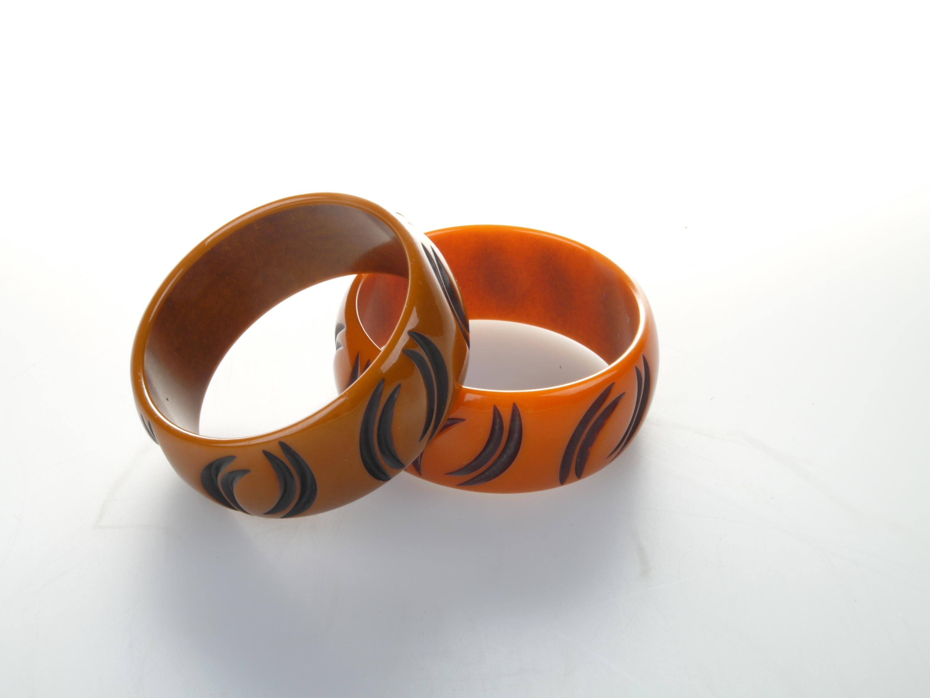 American vintage stunning pair of bakelite bracelets from the 1930s.
Measure: Circumference 9 inches.

  
